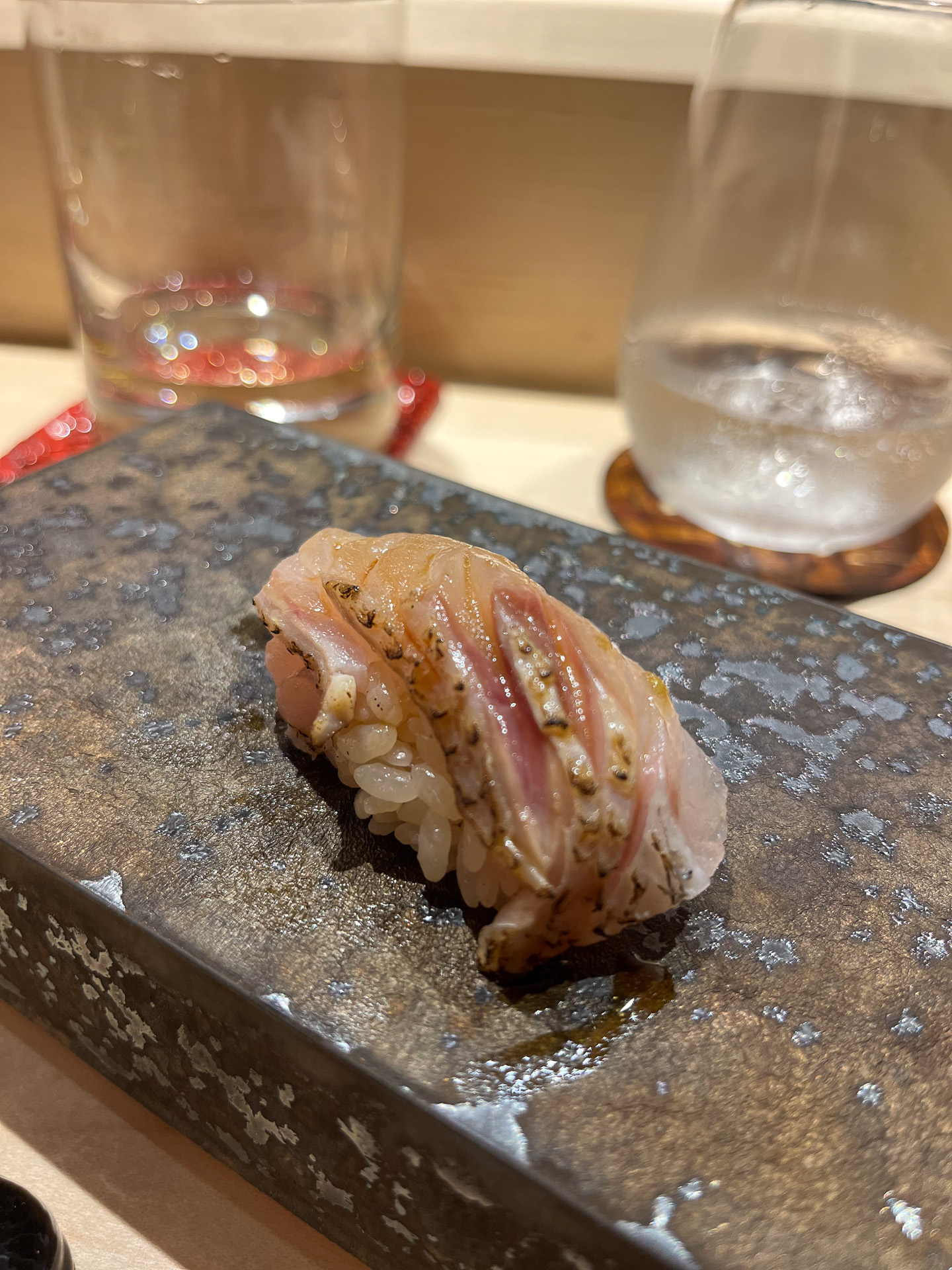 店名であるノドグロの握り。煮切りしょうゆと脂が輝いていた