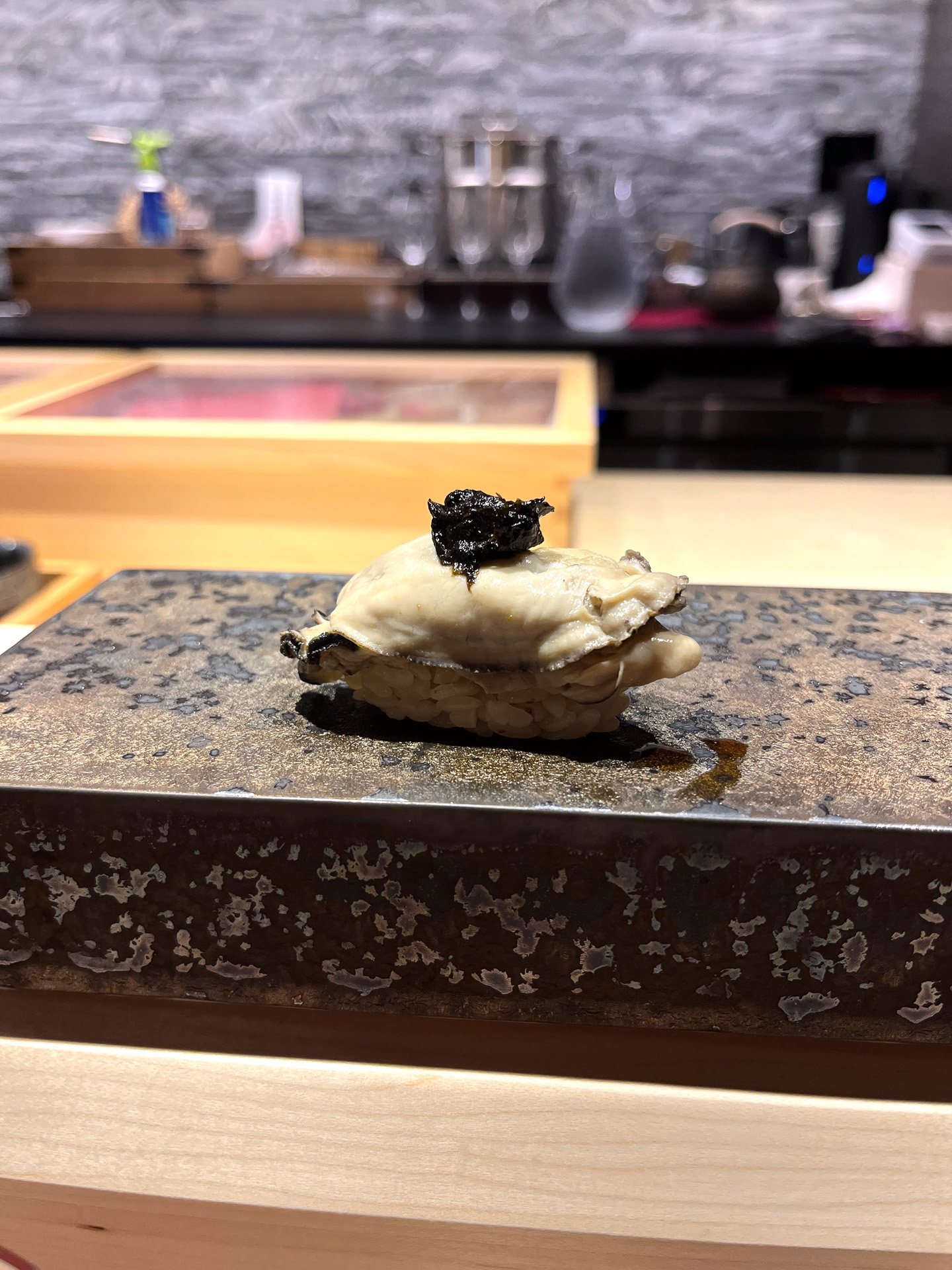 出汁で煮た牡蠣にお手製海苔の佃煮をトッピング