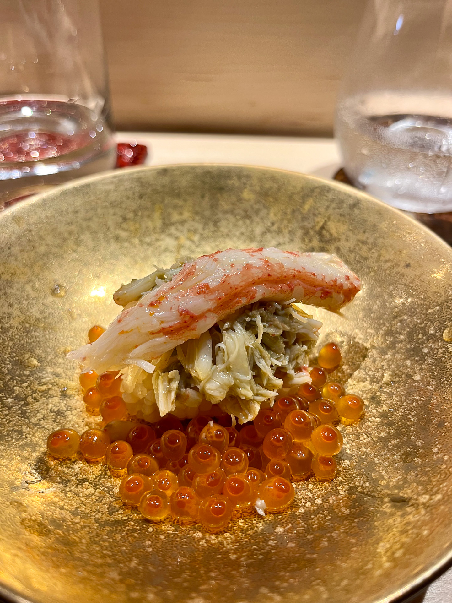 カニとカニ味噌、いくらが乗った一口丼