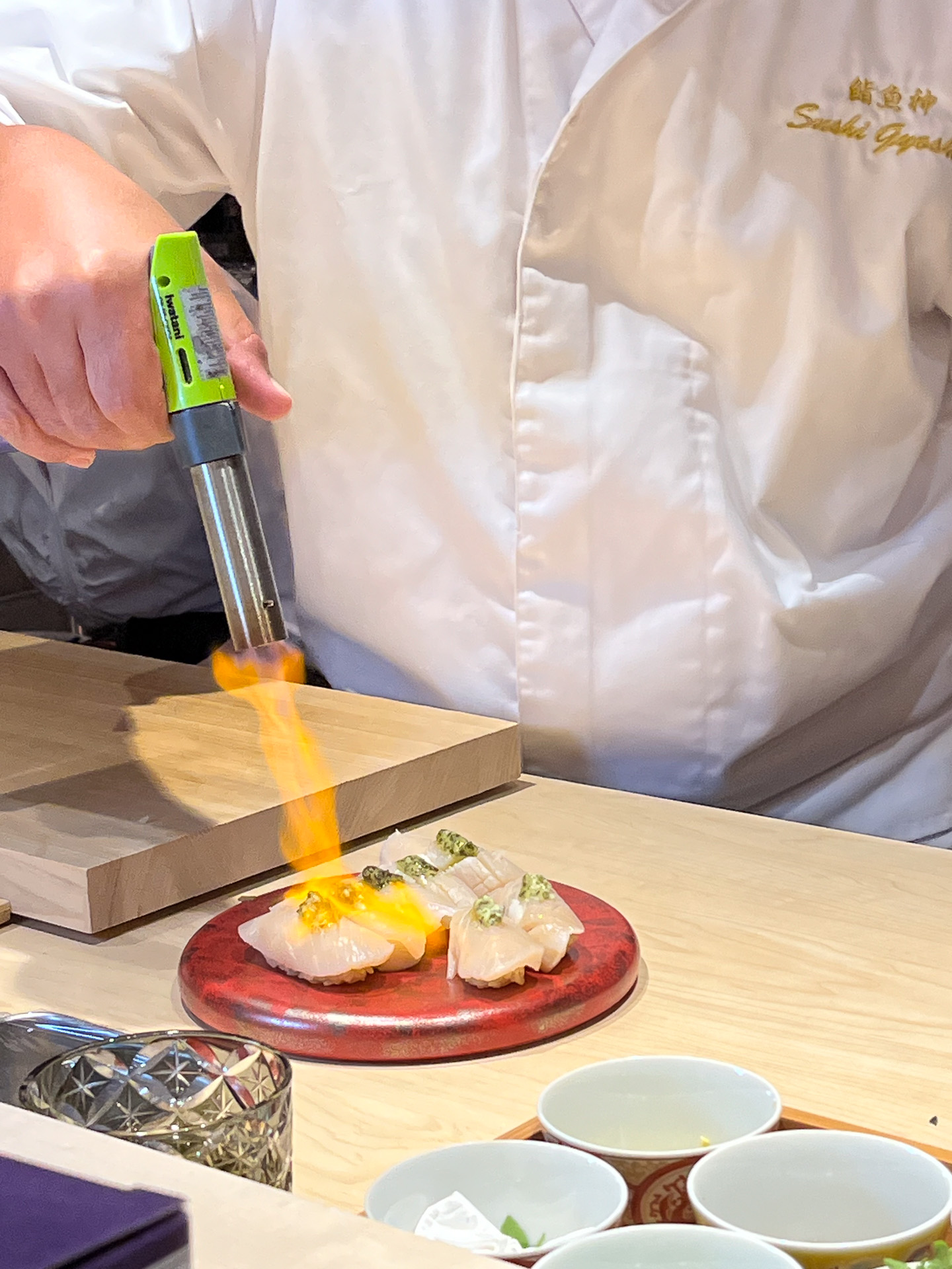 平貝の上のシソガーリックバターを炙る