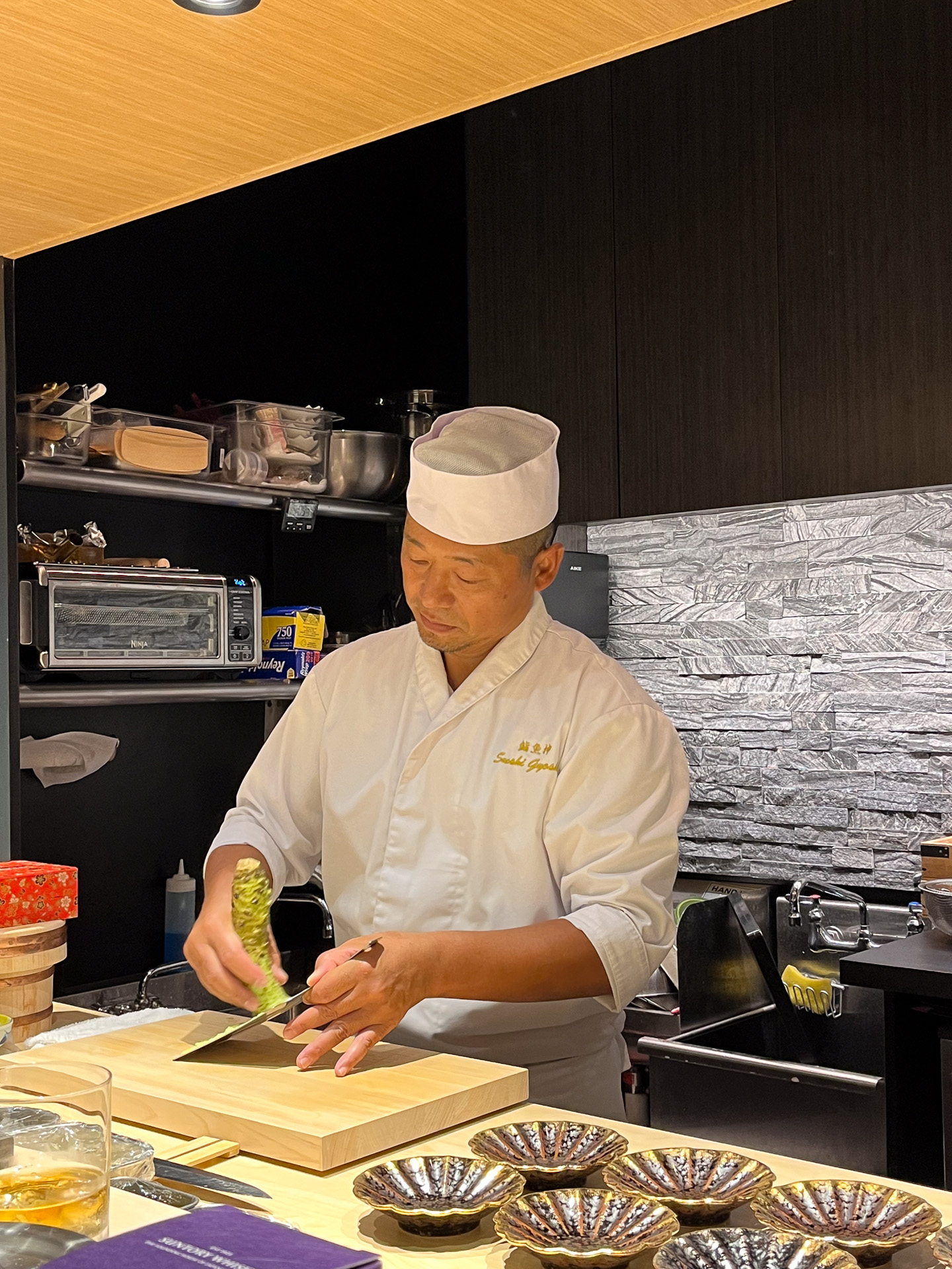 静岡産の本わさびをすりおろして準備をする寿司職人の辻大志さん