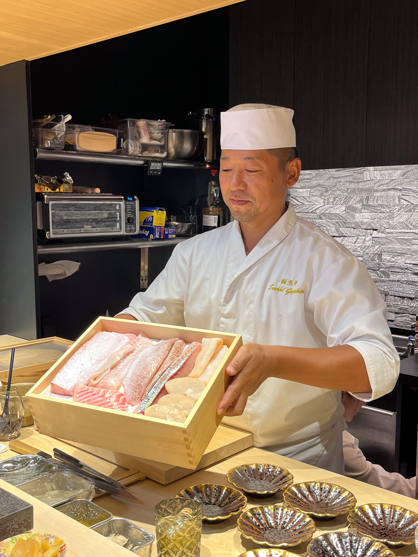本日の握りのネタが木箱にきれいに並べられていて、披露してくれた