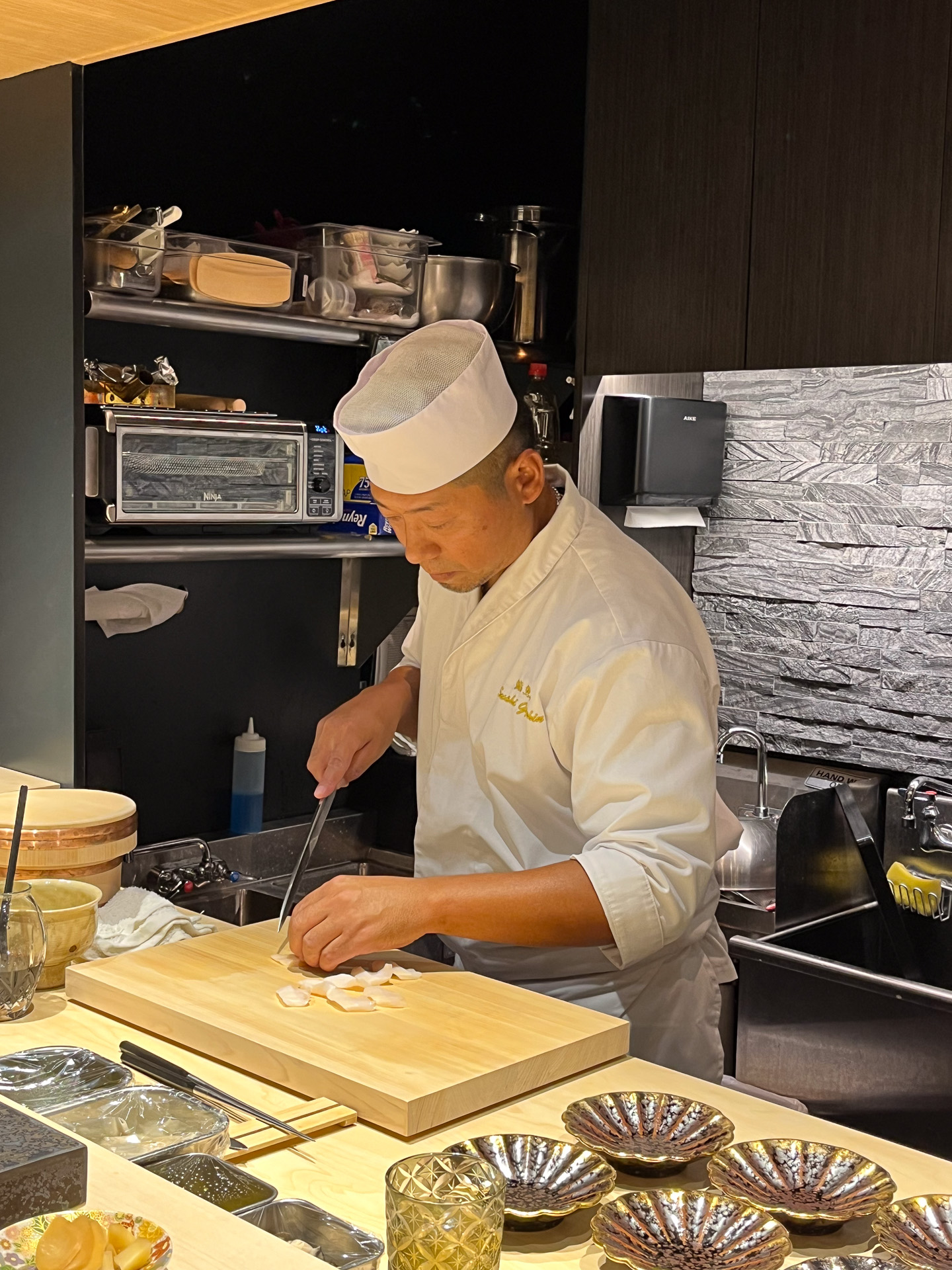 ヒノキのまな板にネタを乗せ、丁寧に手際よく包丁を入れていた