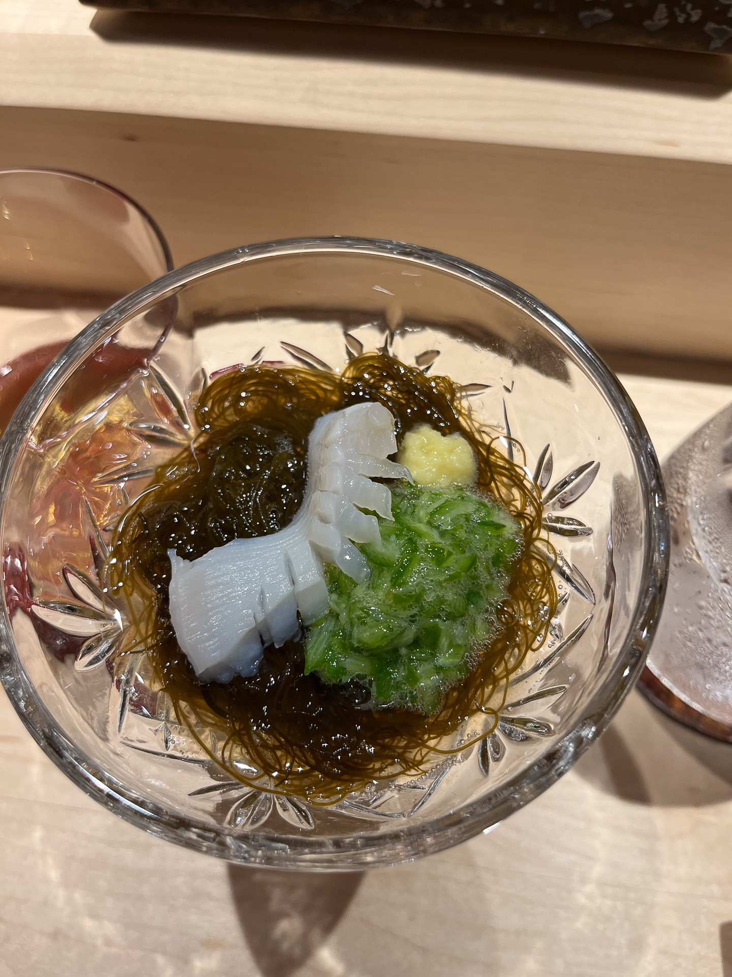 ミル貝が乗った贅沢なもずく酢