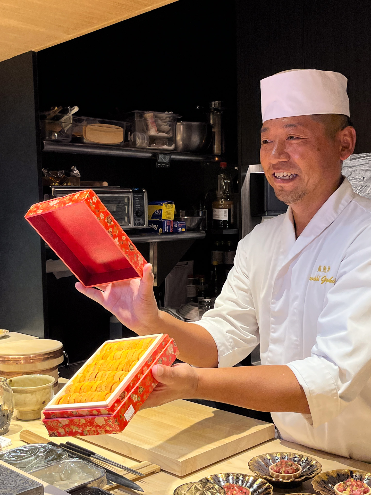 赤い和の箱に入っているウニは北海道産