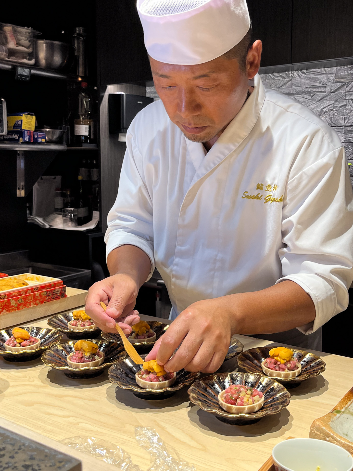 最中のなかにトロたく、ウニを詰めていく