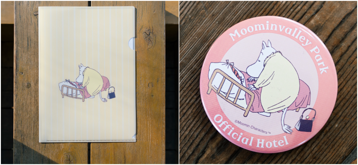 左からクリアファイル（385円）、バッジ（500円）