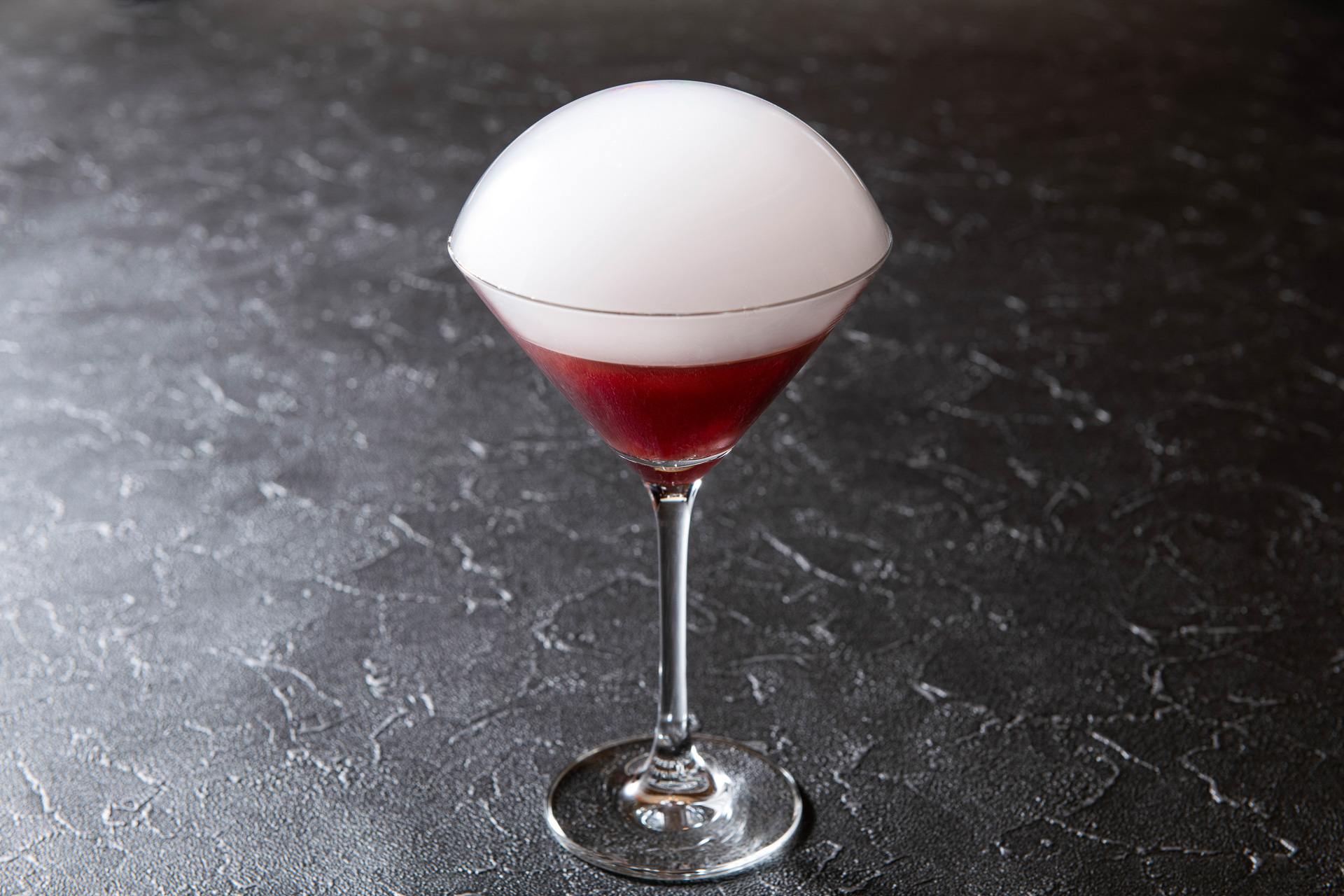 白バラ赤バラなどイメージが湧きあがる「マジカルドリンク」（1600円）