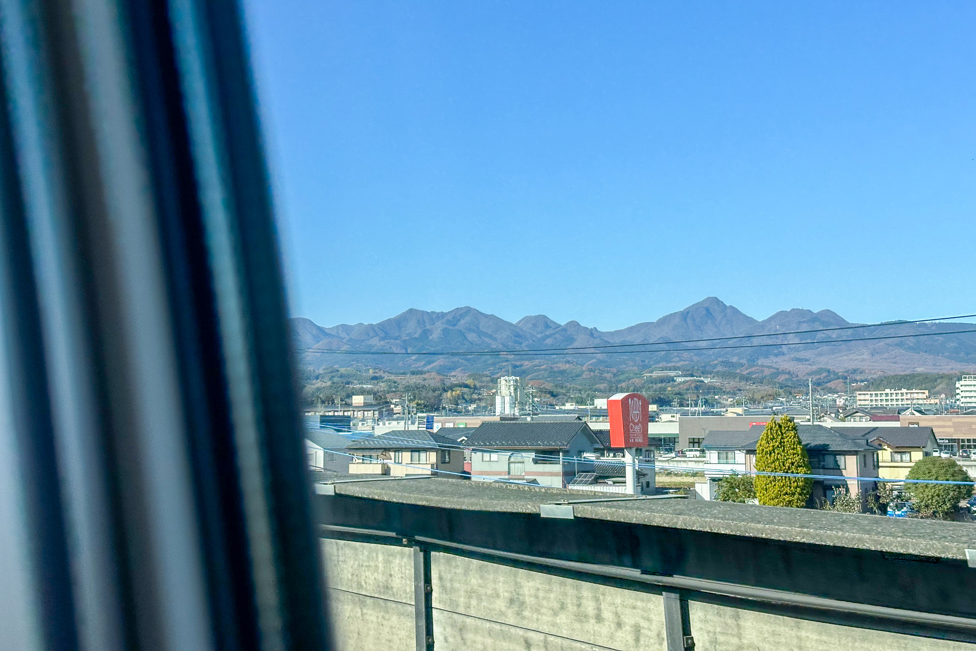 東京駅から北陸新幹線の「はくたか」「あさま」で1時間15分ほど。「かがやき」は軽井沢には停まらないのでご注意を