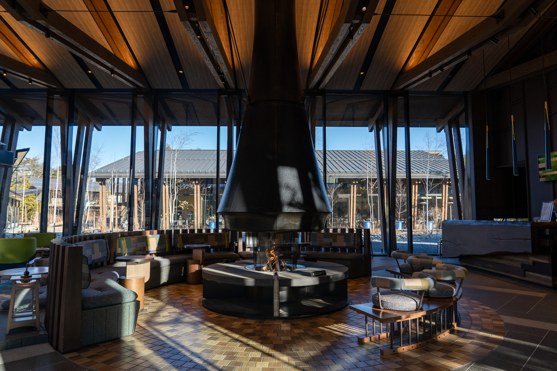 エントランスから一歩足を踏み入れると、かがり火のともった大きな暖炉が目の前に