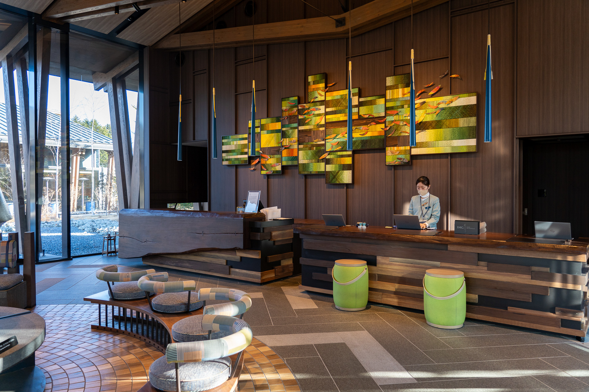 ロビーラウンジにはホテルオリジナルのタンブラーやスパ製品、アート本などが並びます