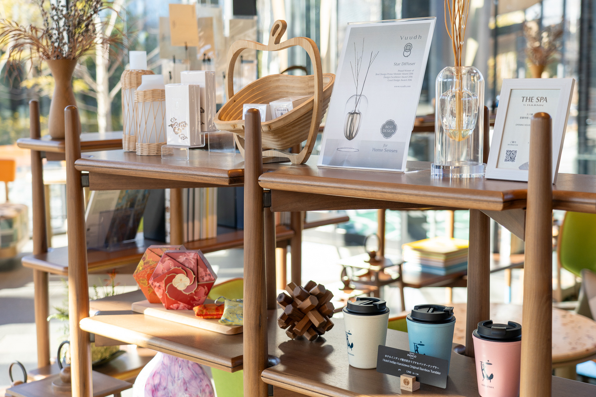 ロビーラウンジにはホテルオリジナルのタンブラーやスパ製品、アート本などが並びます