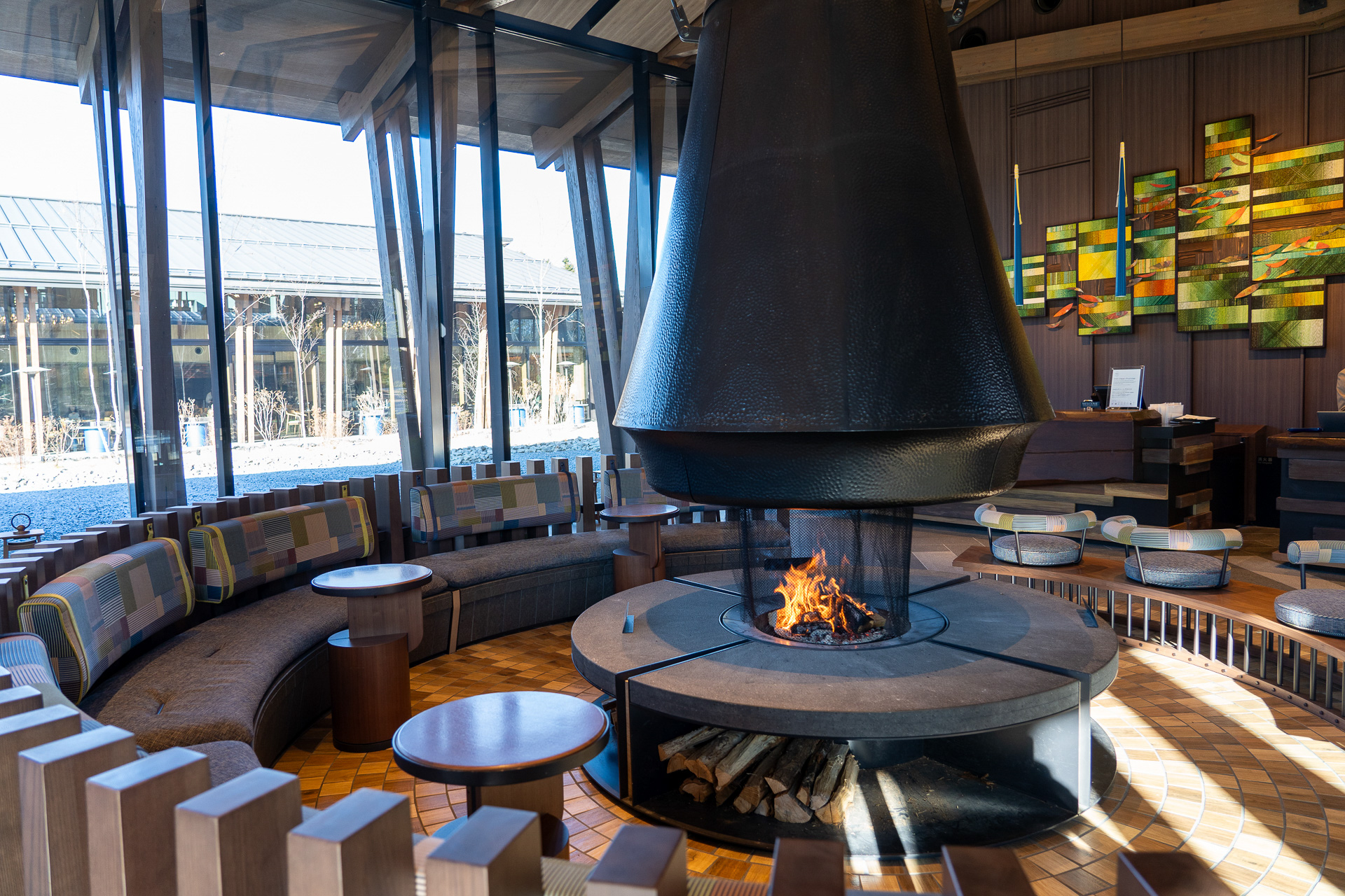 ロビーラウンジにはホテルオリジナルのタンブラーやスパ製品、アート本などが並びます