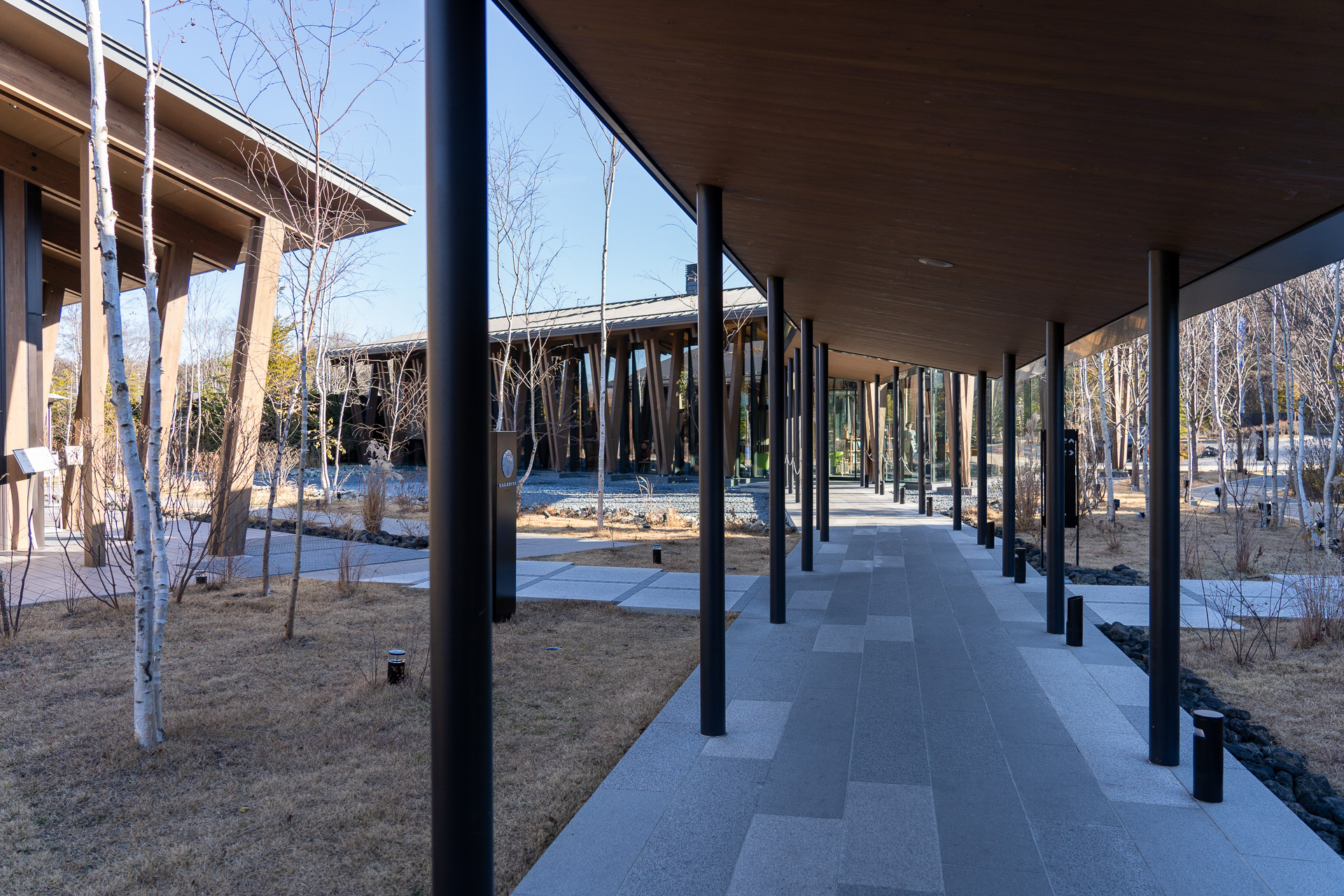 客室棟へはオープンエアの通路を歩きます