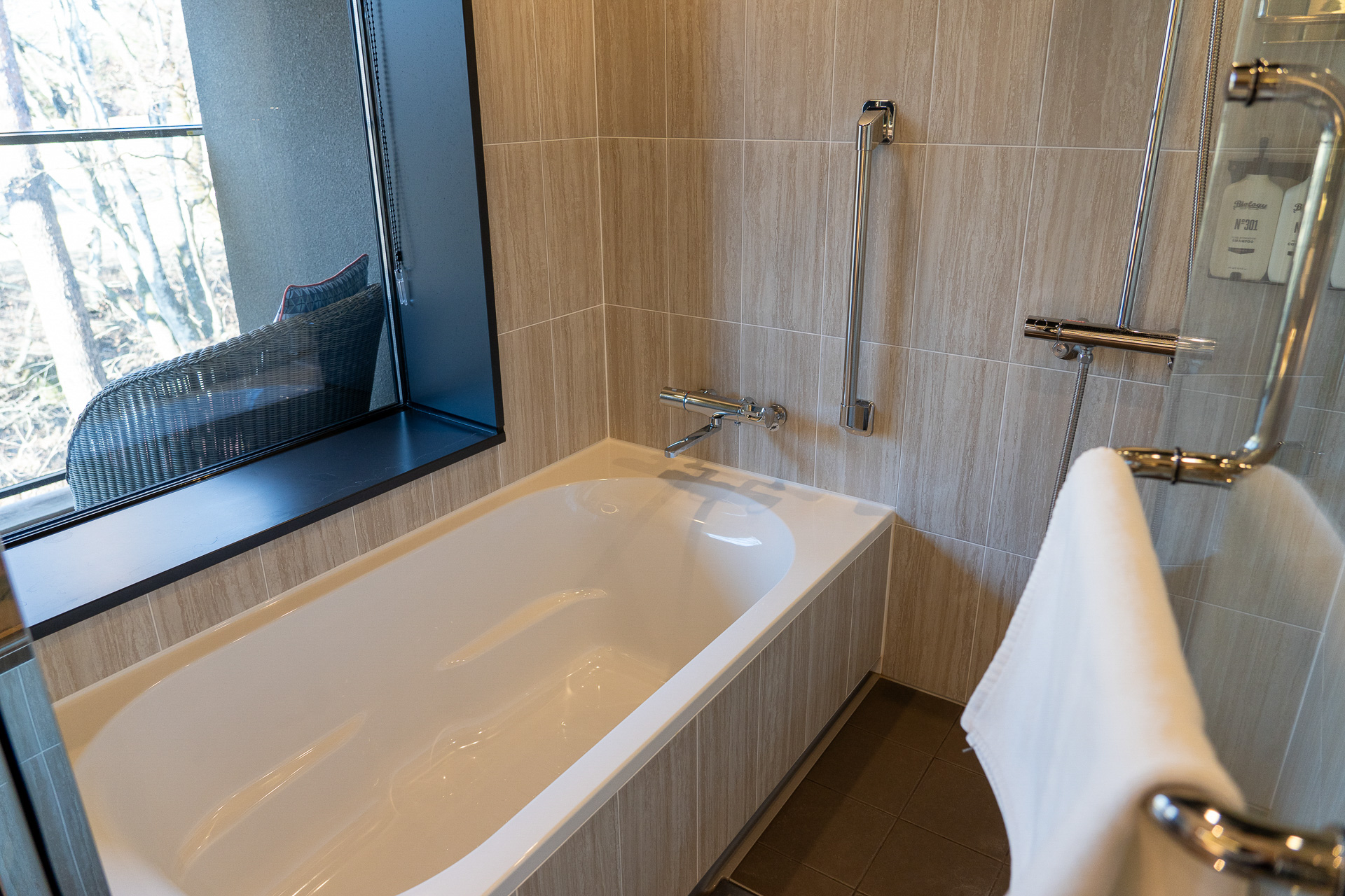 ガラス張りのバスルーム