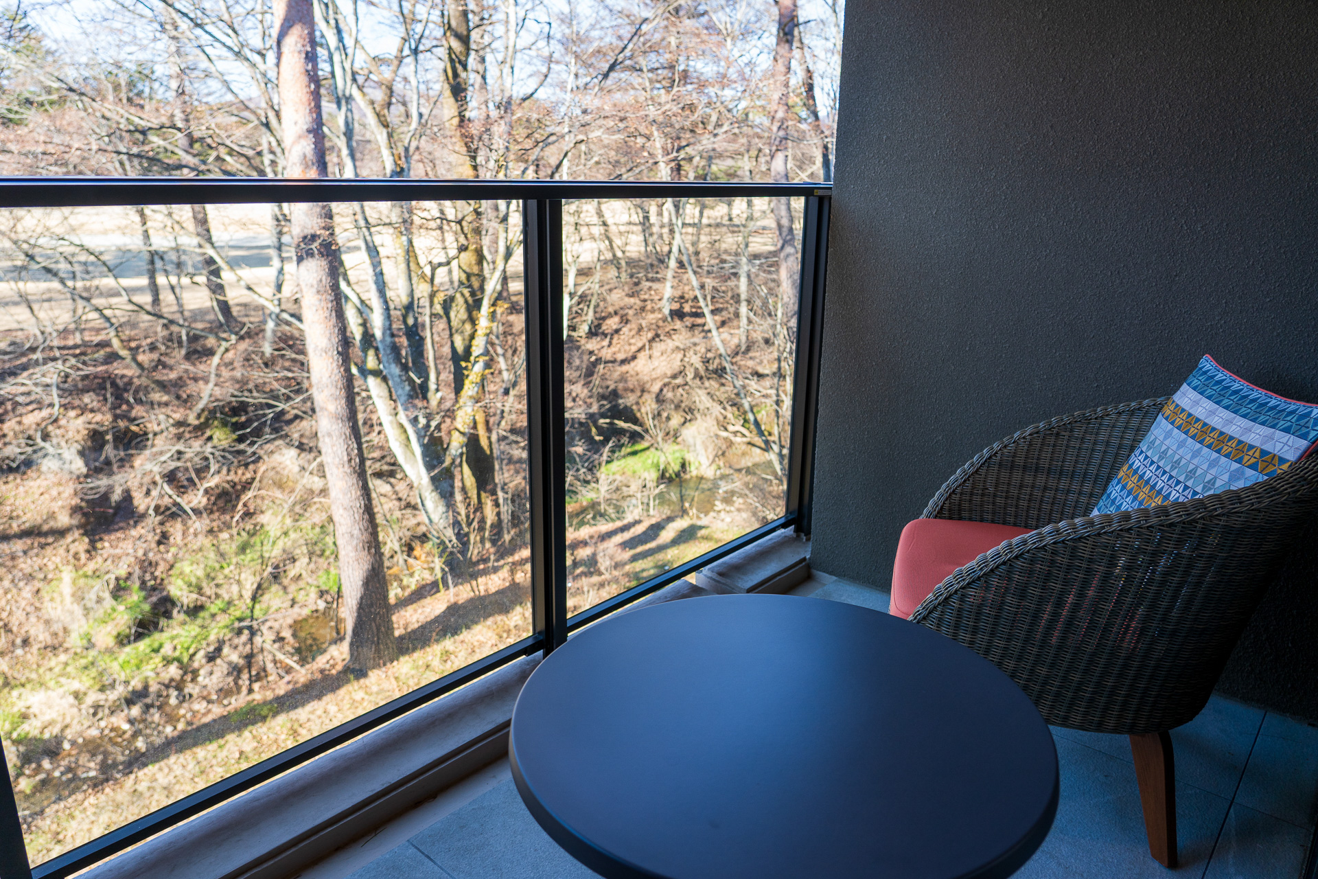 川の向こうは名門「軽井沢ゴルフ倶楽部」