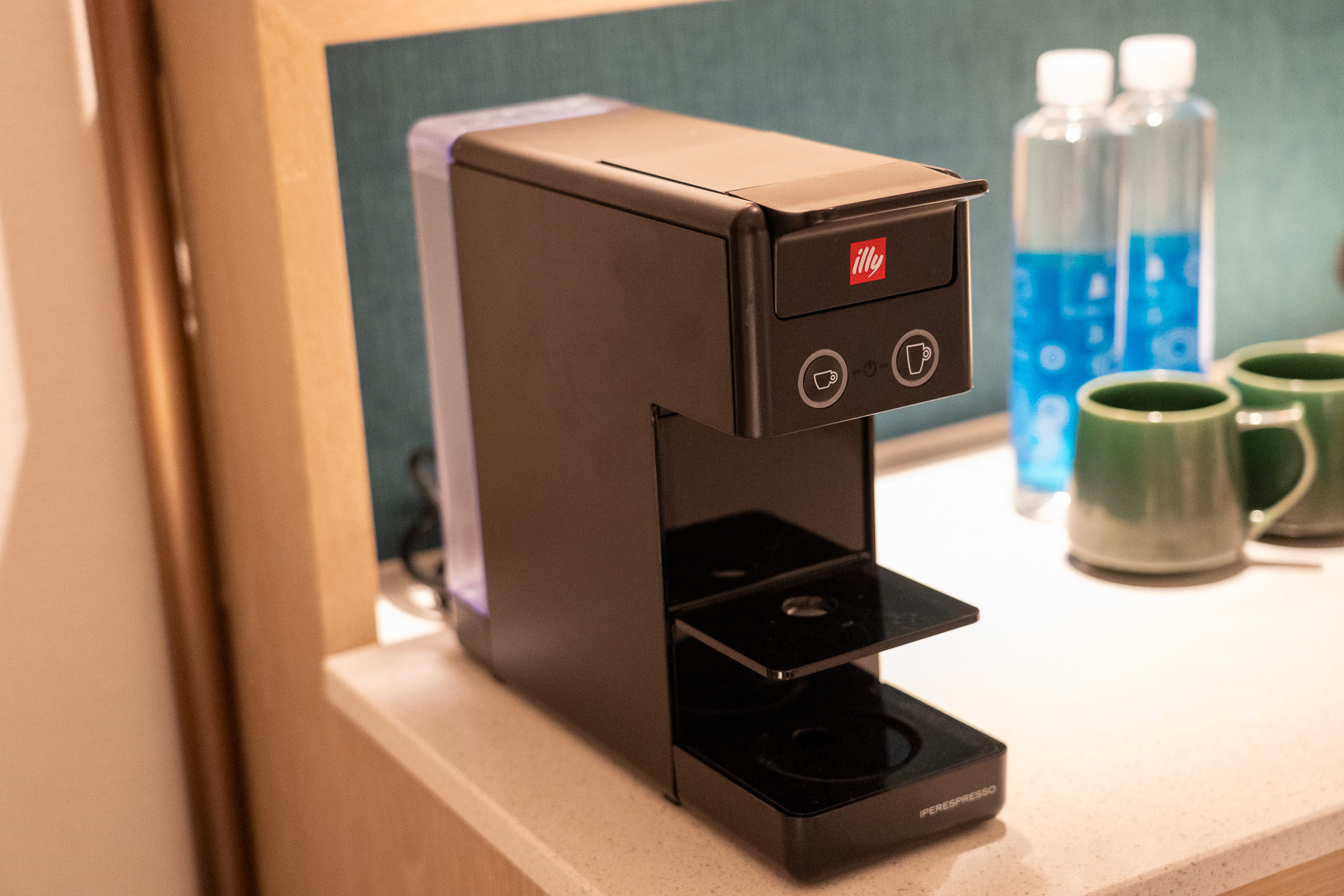 エスプレッソマシン、冷蔵庫、ミニバー、スナックなど