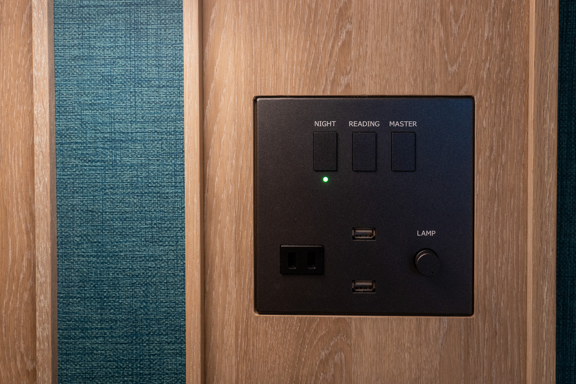 ベッドサイドにはUSBとコンセント