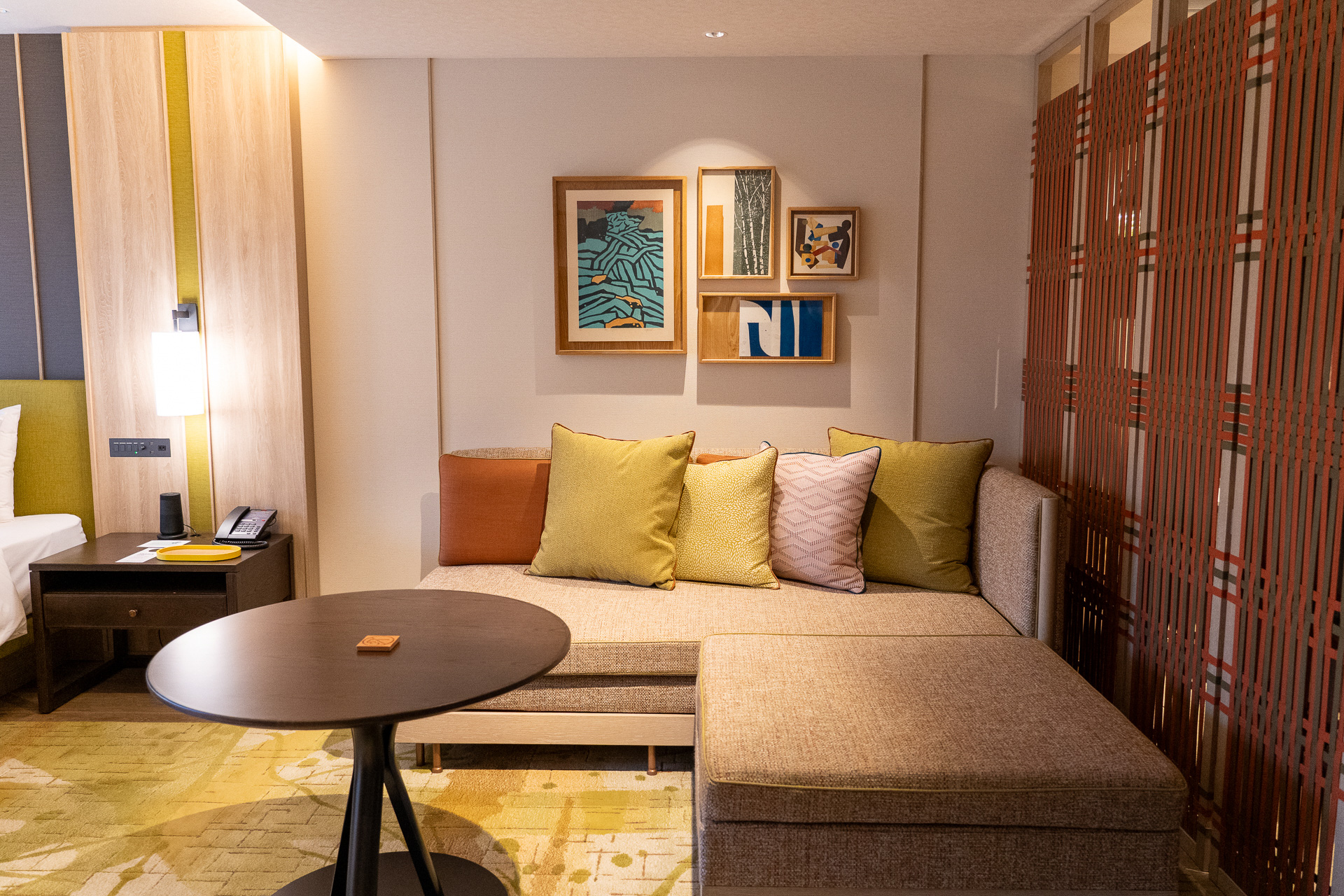 土地の個性を表現したアートはもちろんスイートルームにも。くつろぎの時間が静かに流れます