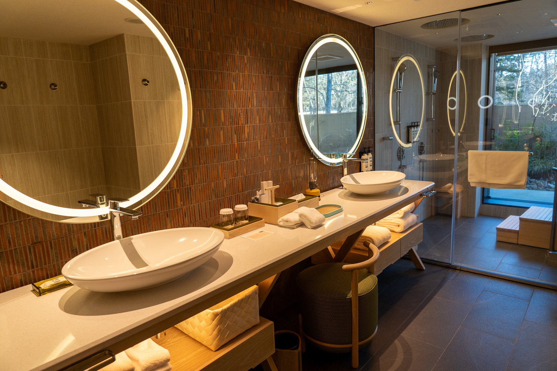 バスルームはダブルシンクで広々