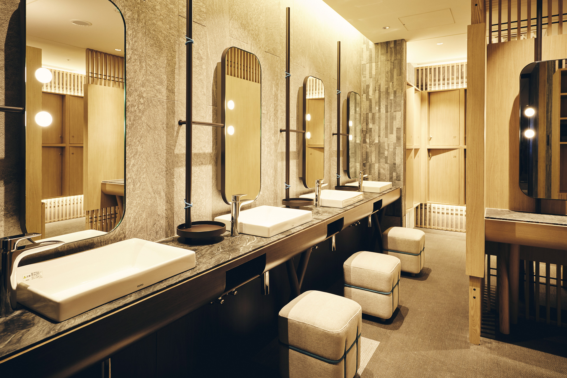 化粧水などが揃う脱衣場（画像提供：ホテルインディゴ軽井沢）