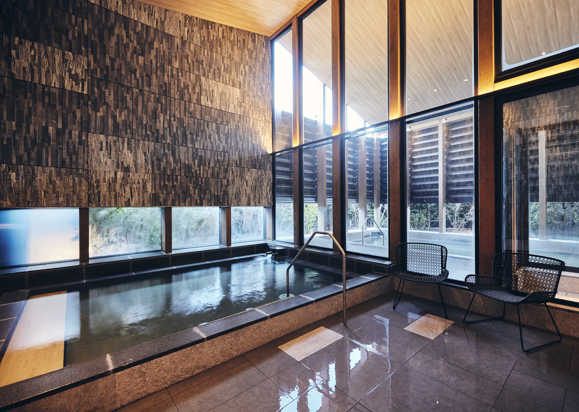 女性用の大浴場。左が内風呂で右が露天風呂（画像提供：ホテルインディゴ軽井沢）