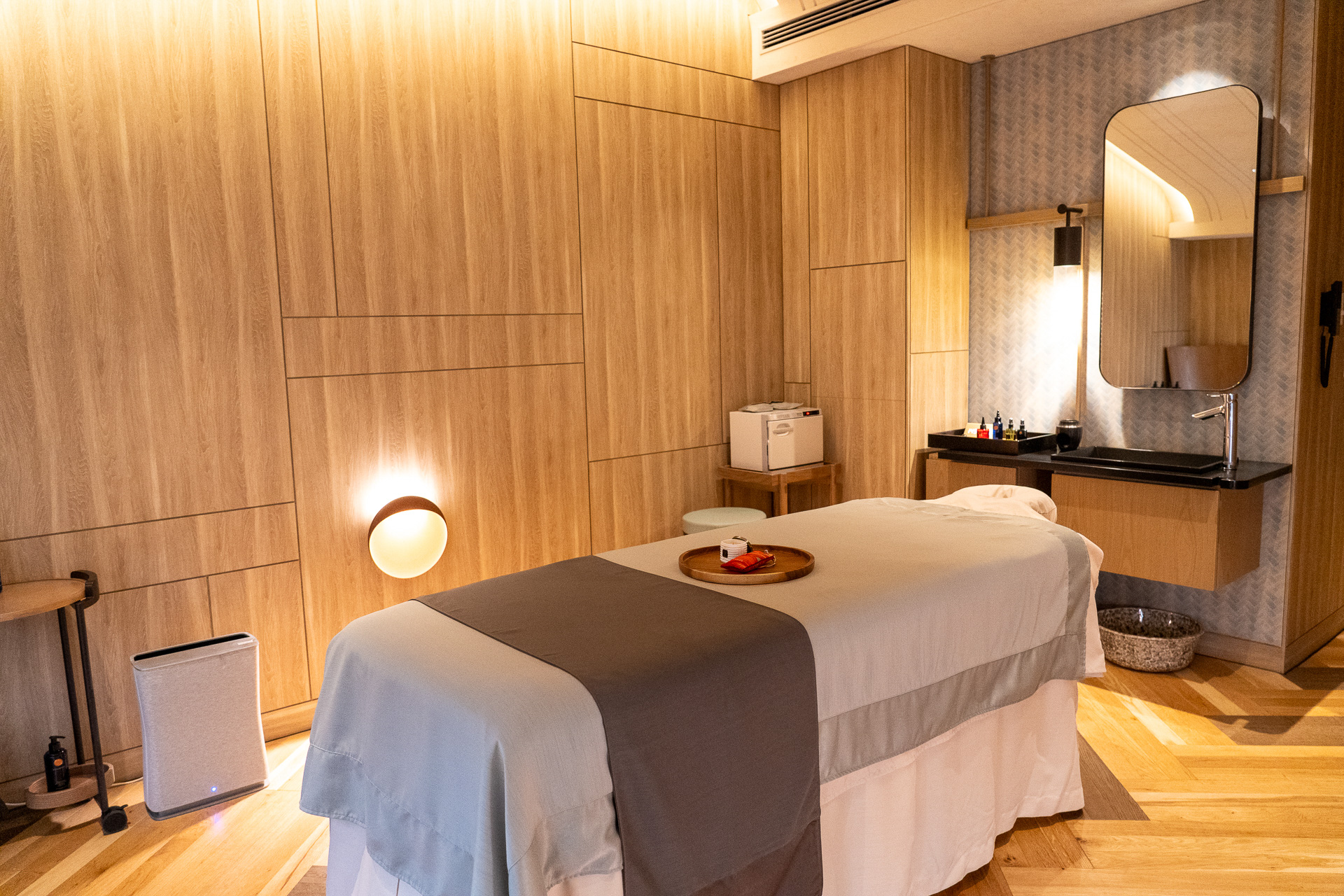 スパルームは全部で3つ。それぞれにシャワー付きの専用着替えスペースがあります