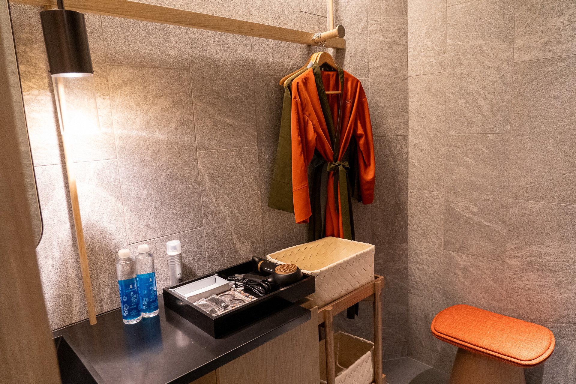 スパルームは全部で3つ。それぞれにシャワー付きの専用着替えスペースがあります