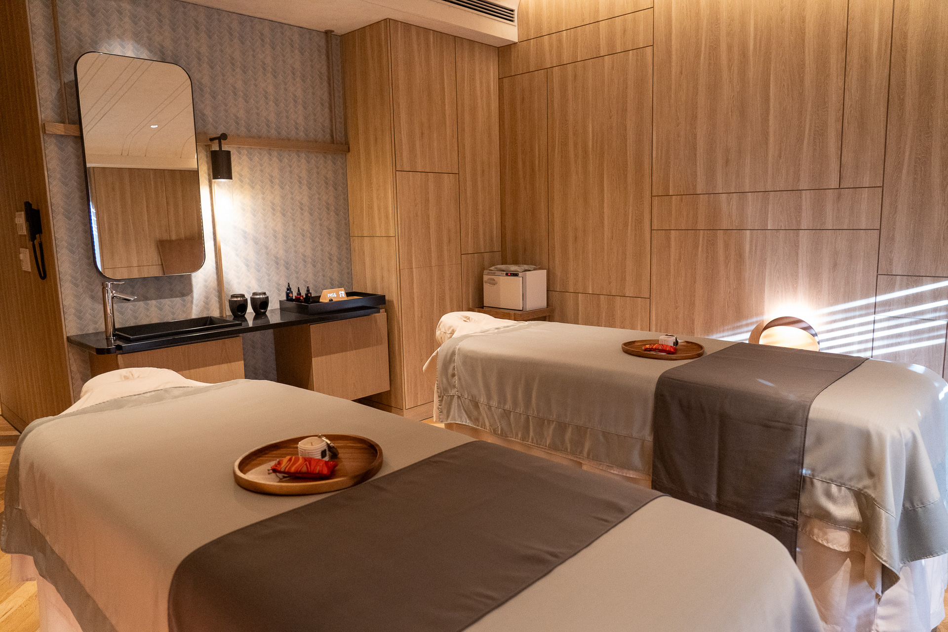 1室はカップルルーム。2名同時に施術を受けることができます