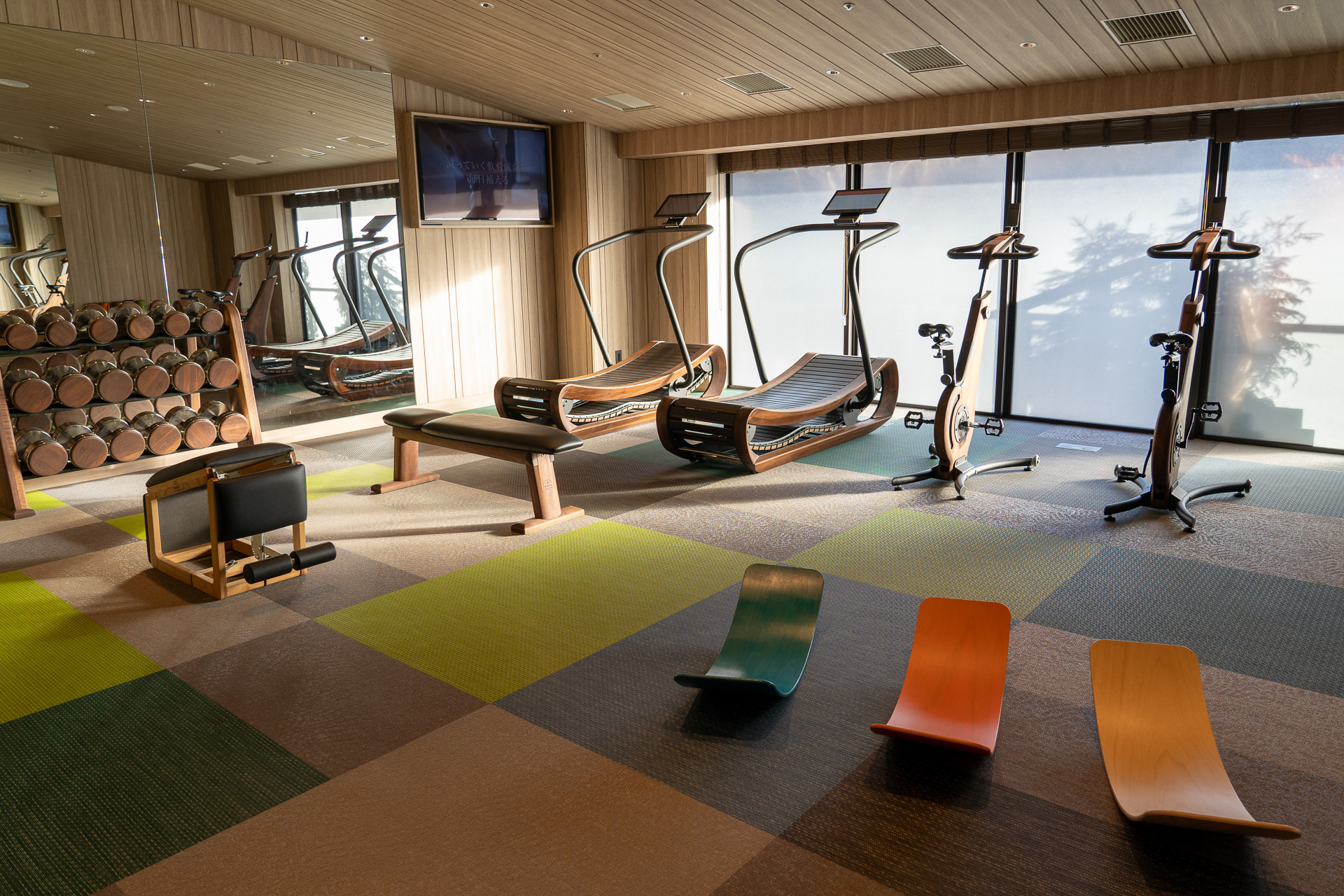 スパ棟には24時間オープンのフィットネスセンターも。宿泊者のみ無料で利用可能