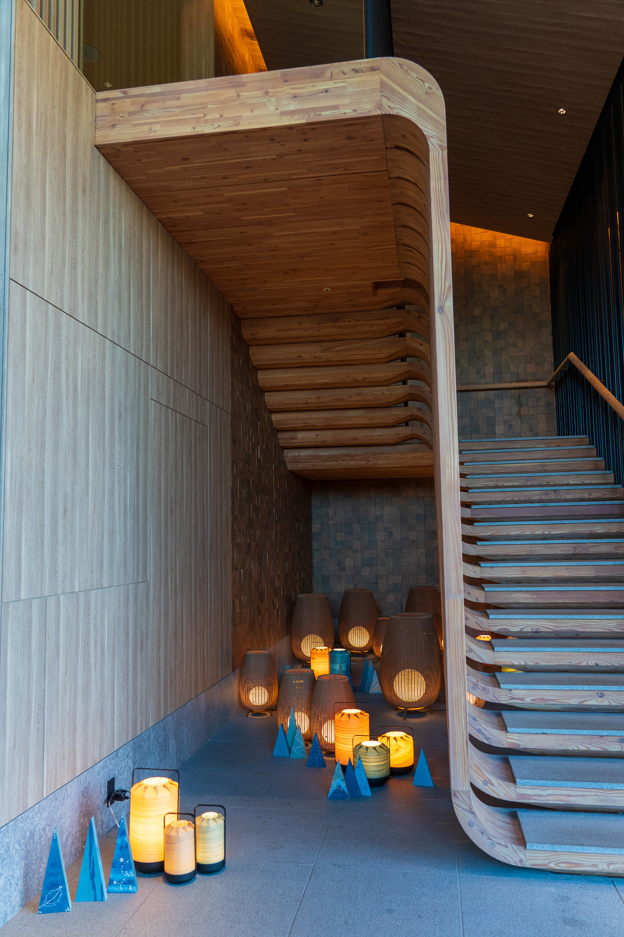 スパへ続く階段がこれまたアーティスティックな空間