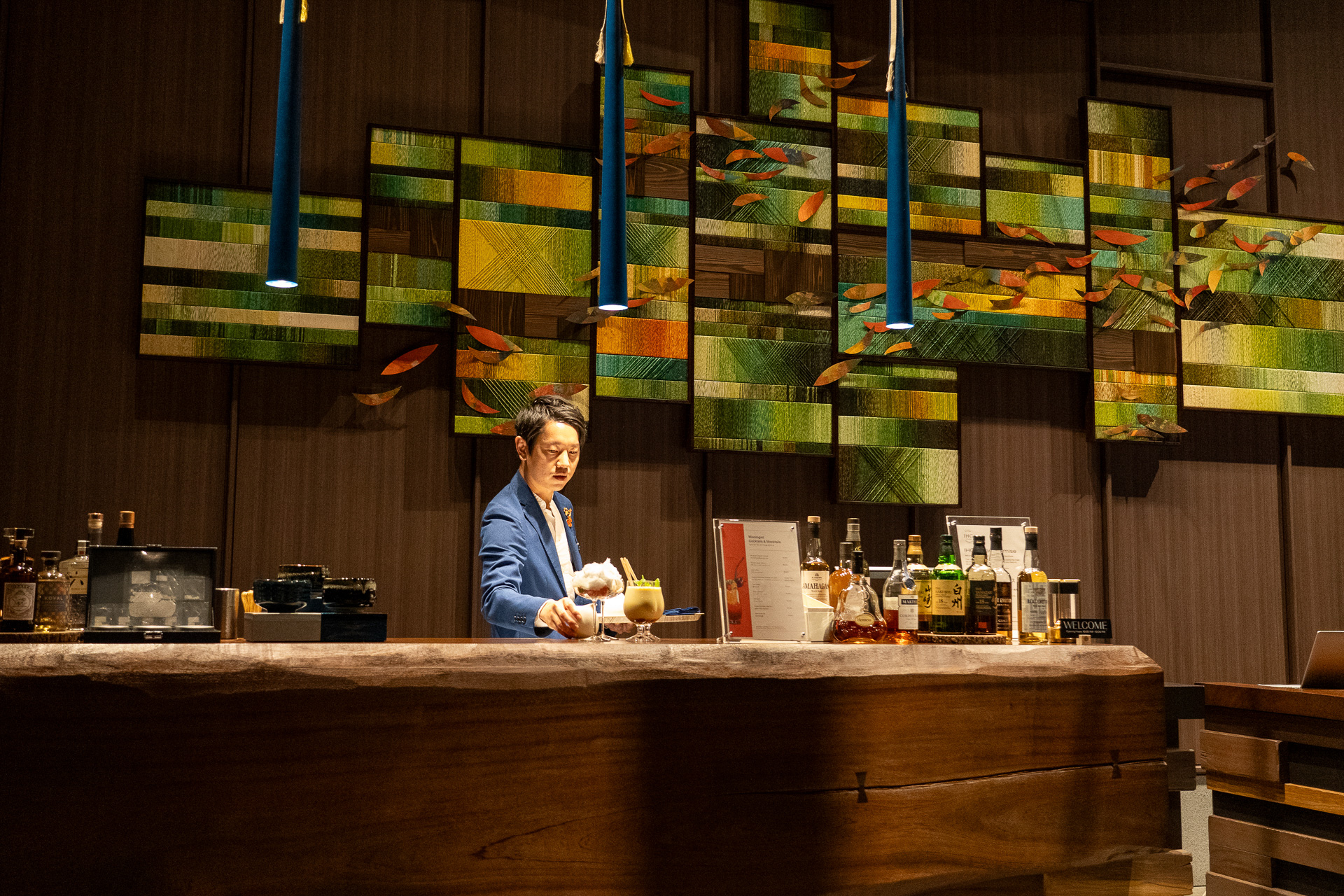 週末の夜は暖炉のあるロビーラウンジがバーに