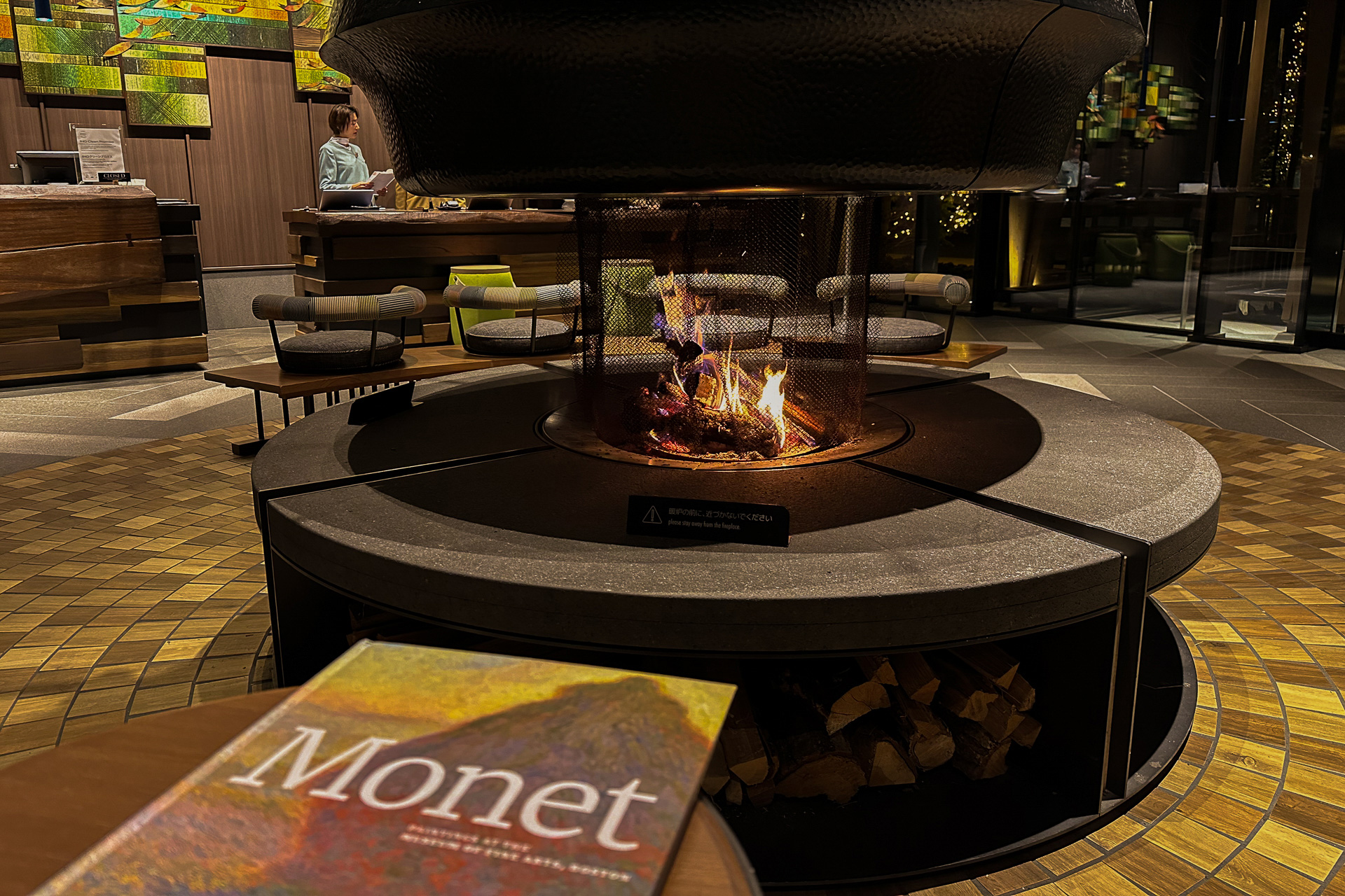 部屋に戻る前にロビーラウンジへ。モネの画集をめくりながら夜は更けて