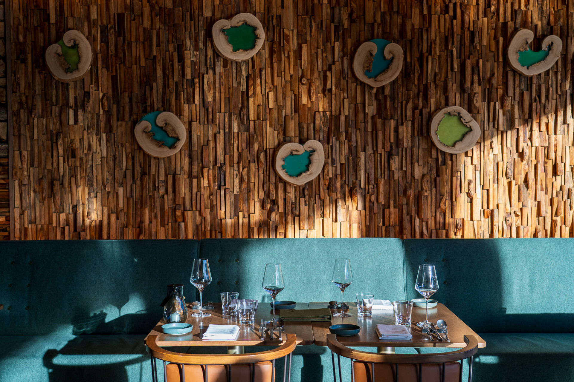 水彩画や木版画をはじめ、漆喰、木材、鉄板など、素材の異なるアート作品がいろいろ