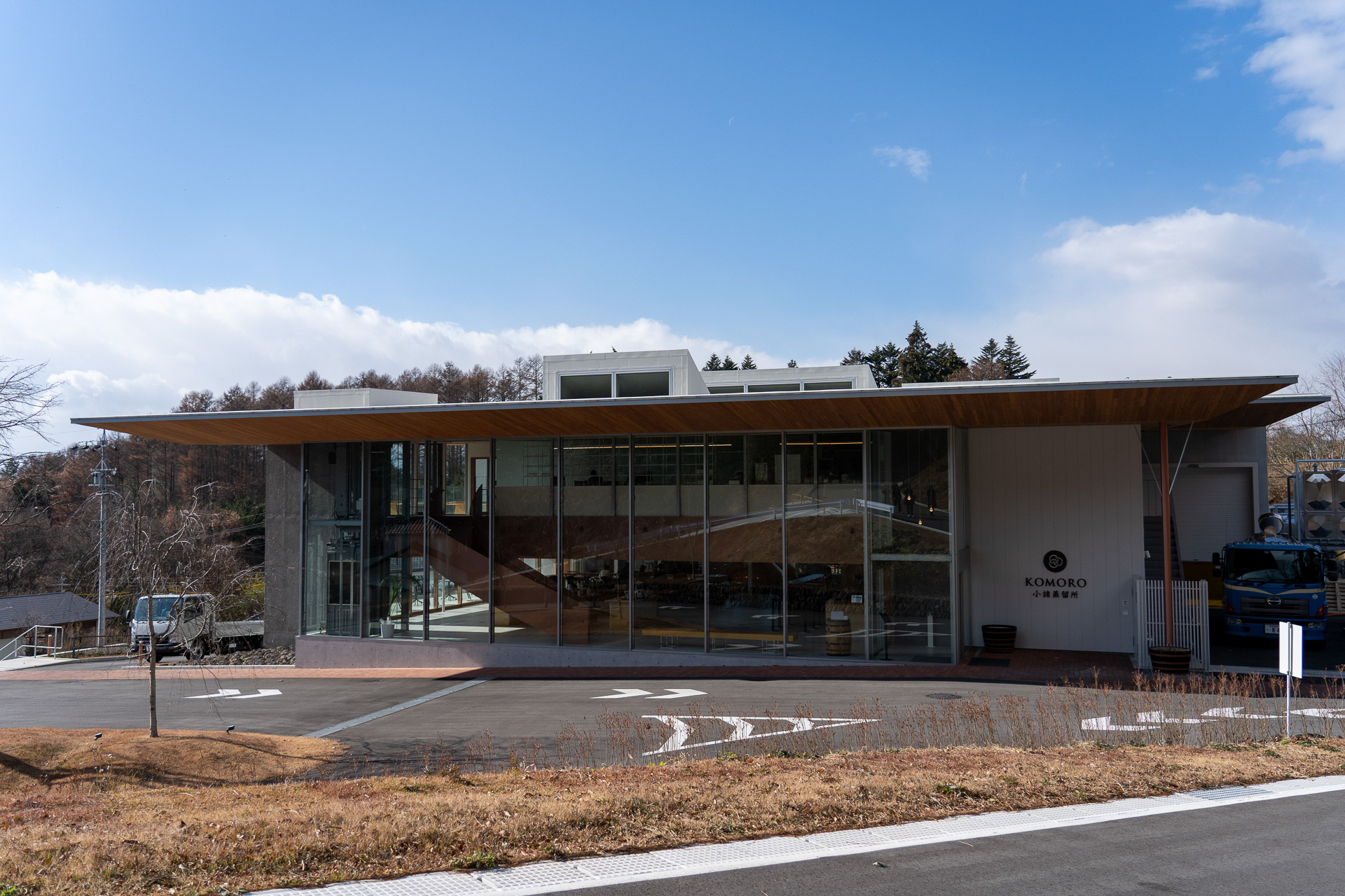 ガラス張りのスタイリッシュな外観の小諸蒸留所