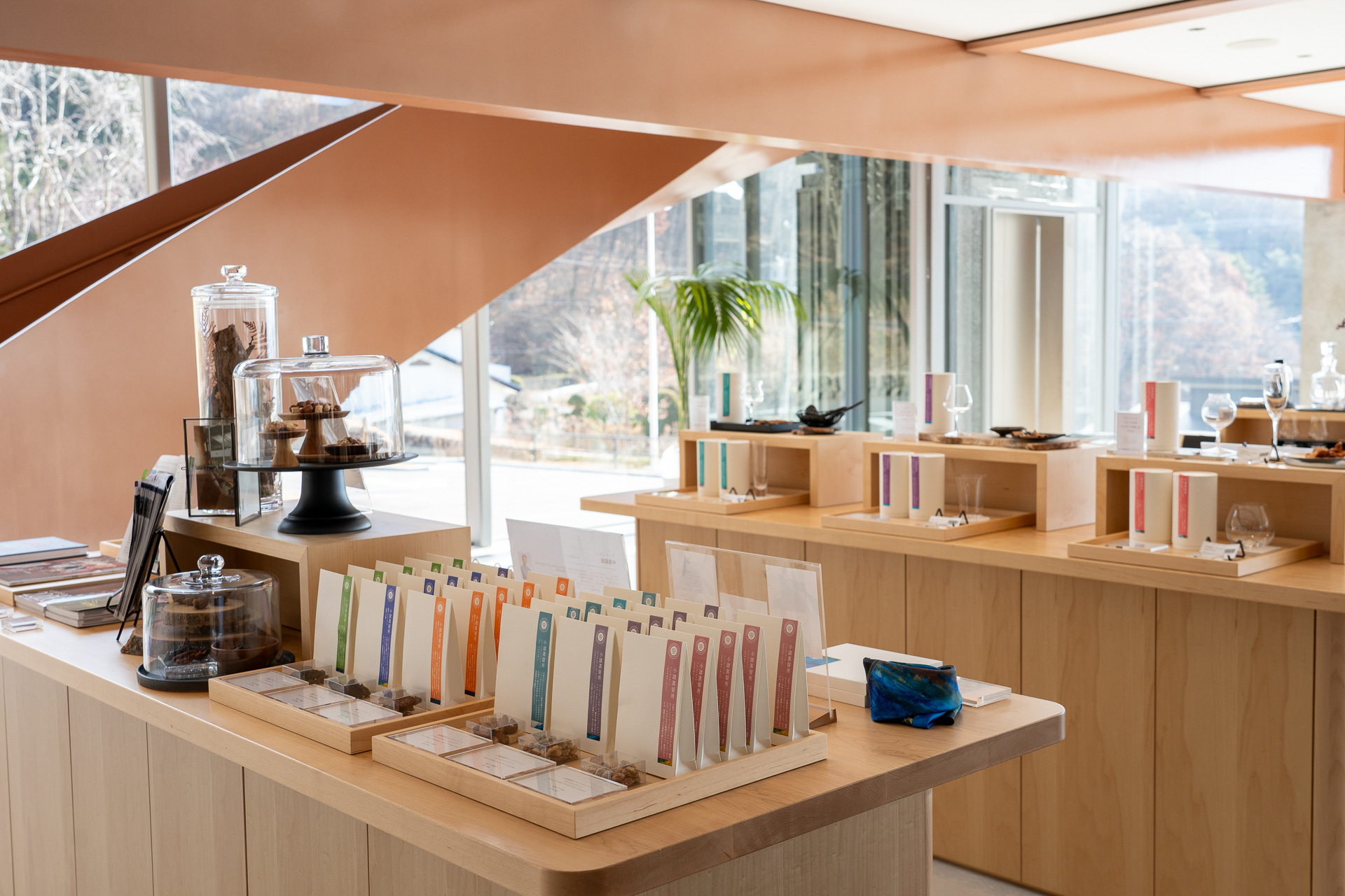 ウイスキーに合うおつまみやグラスなどが並ぶショップ