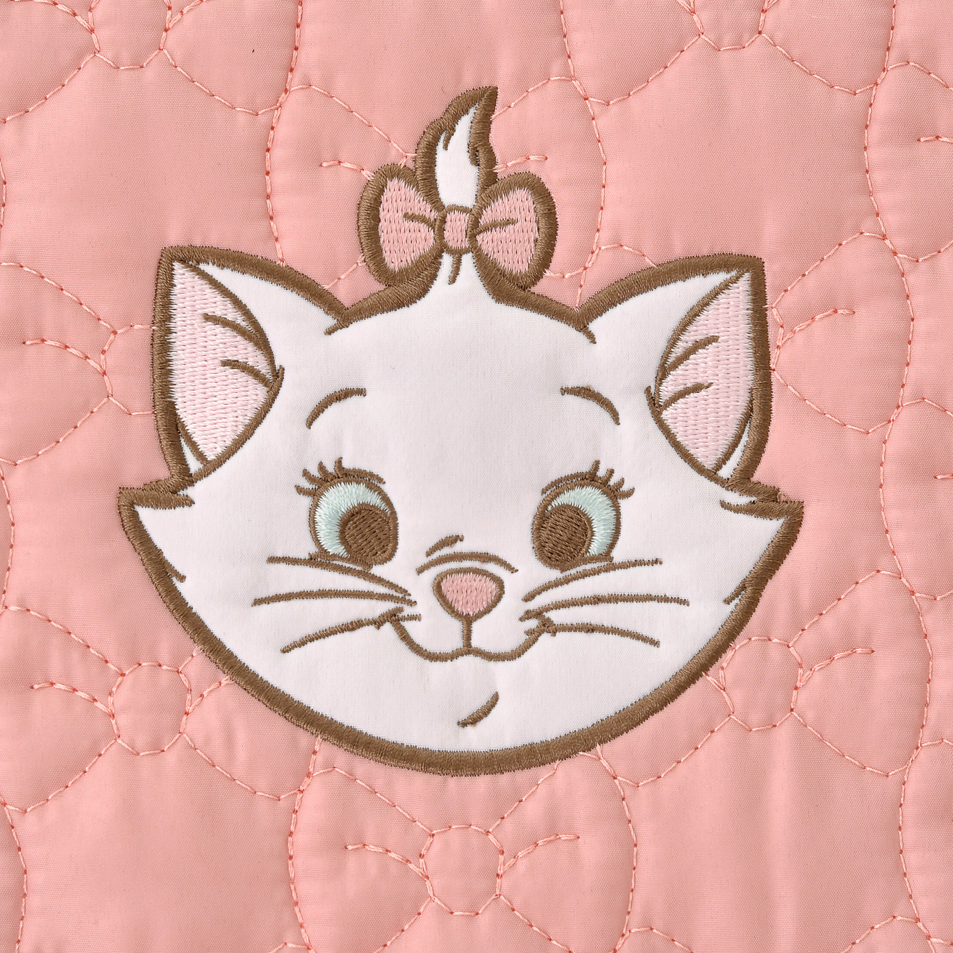 リボンモチーフのキルティング生地を採用。しっかりうちわを保護する