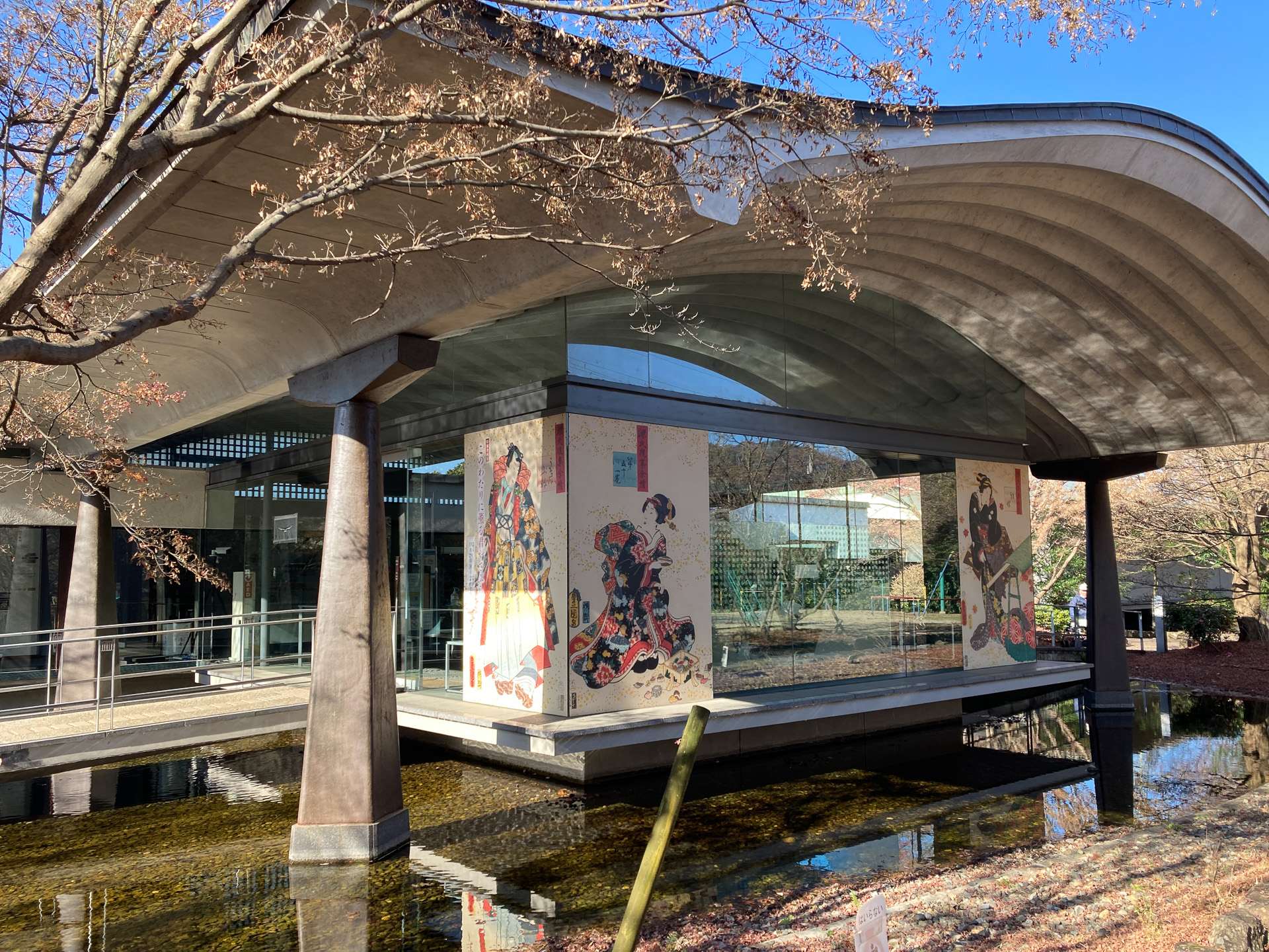 秋には素晴らしい紅葉の景色が見られる「宇治市源氏物語ミュージアム」