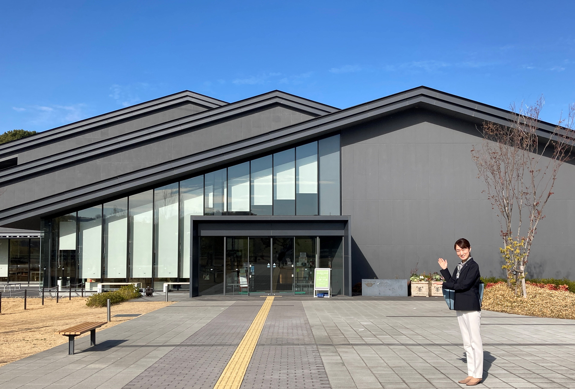 春から夏にかけて、周囲は鮮やかな新緑に包まれます。後ろに見える建物は「交流館」です