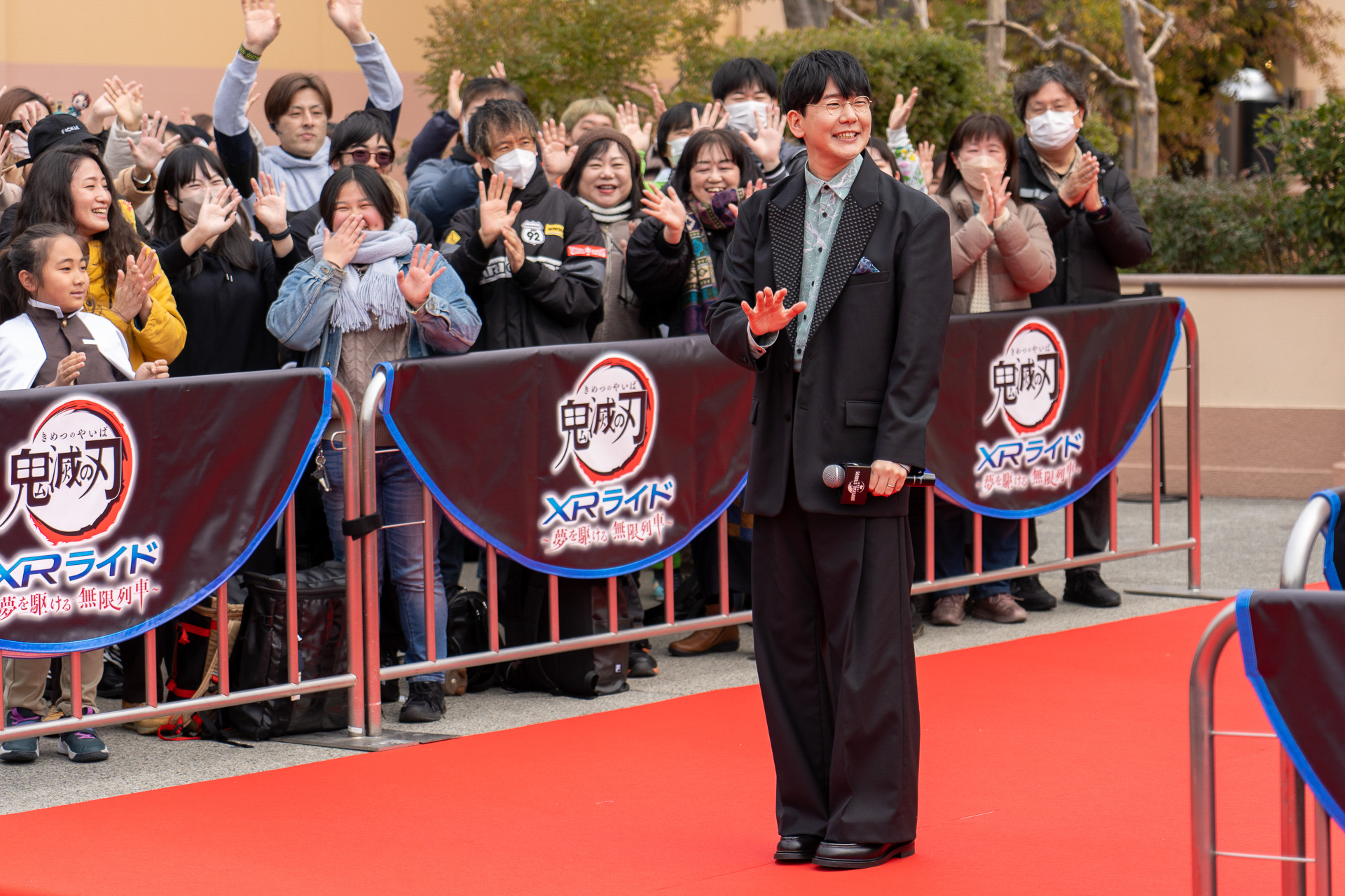 ファンの声援に笑顔で応える花江さん
