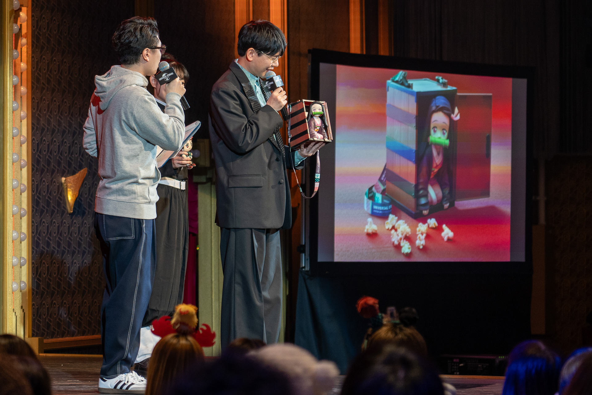 禰豆子ポップコーンバケツを持って「かわいい！　この大きさは存在感あっていいですね」