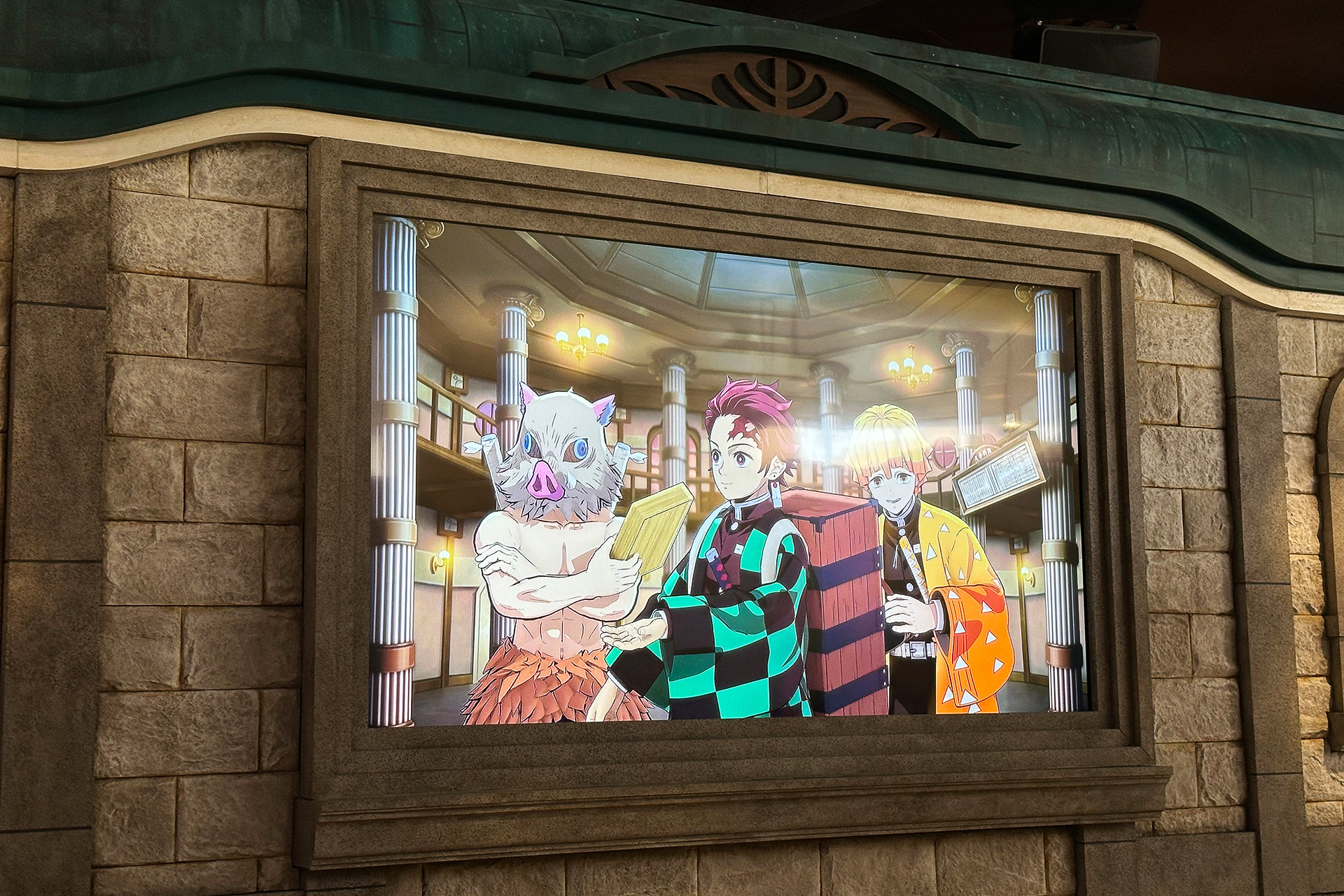 プレショーを観ながらアトラクションへと進む