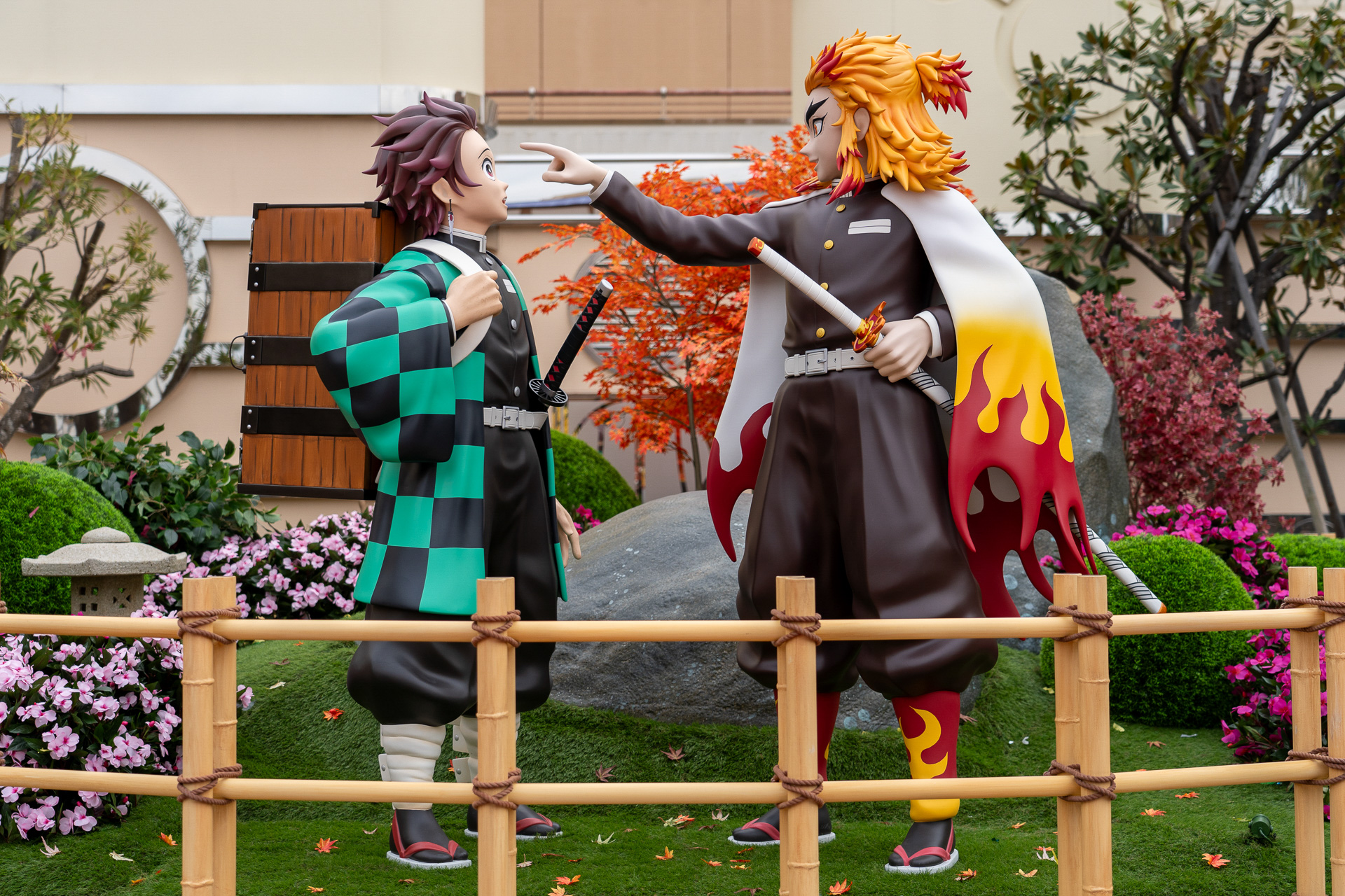 アトラクション前に設置されたオブジェはハズせないフォトスポットだ