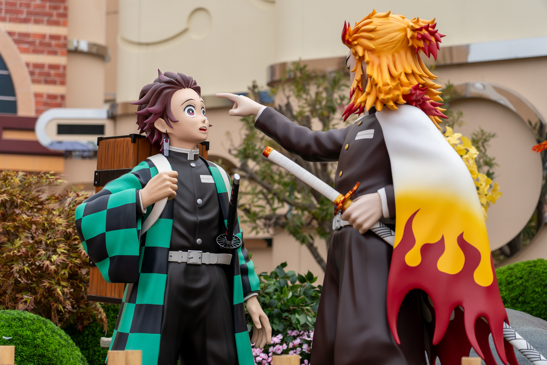 そうっと顔を出している禰豆子に注目