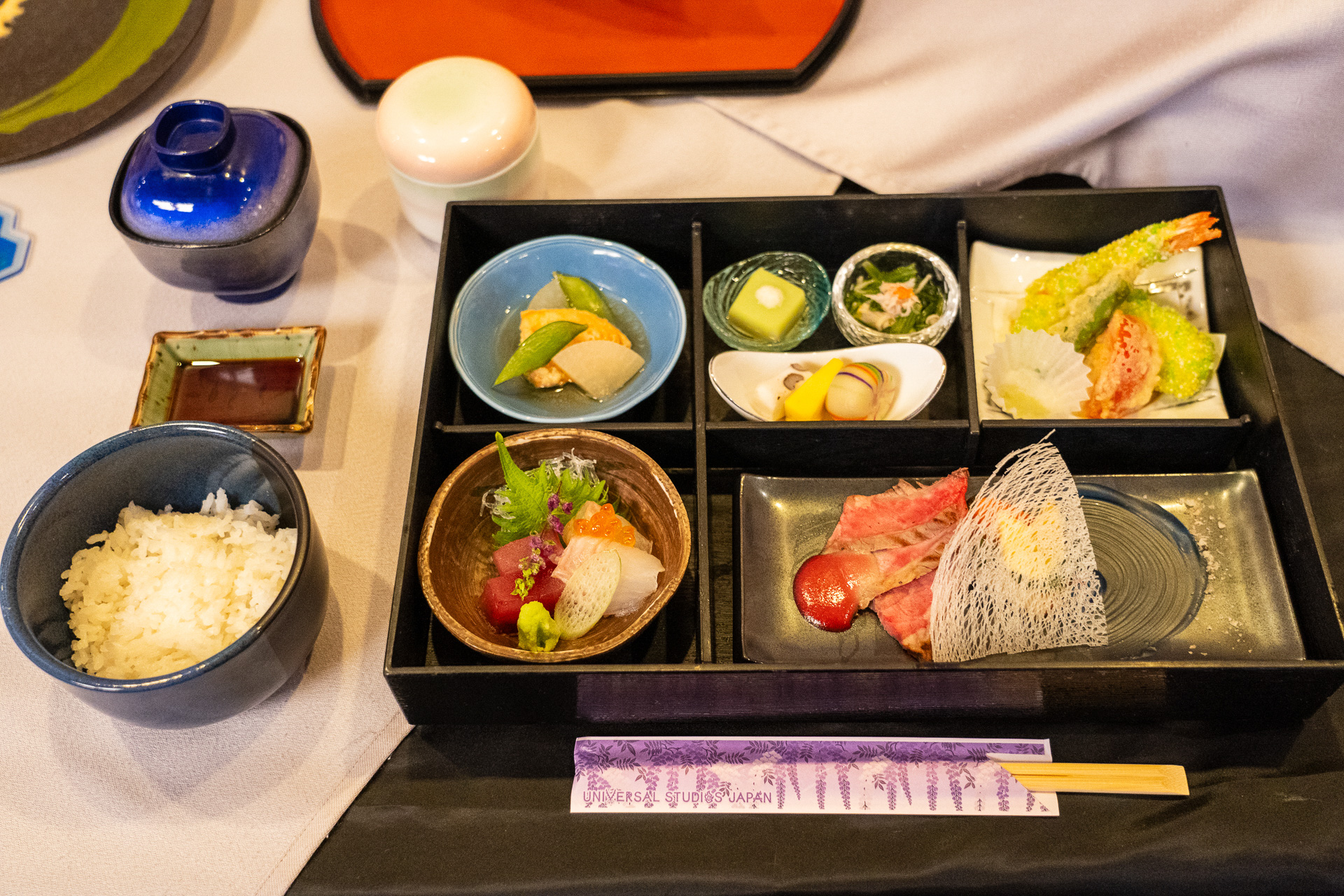 “水の呼吸”の使い手、冨岡義勇をイメージした「蒼の御膳」（4200円）