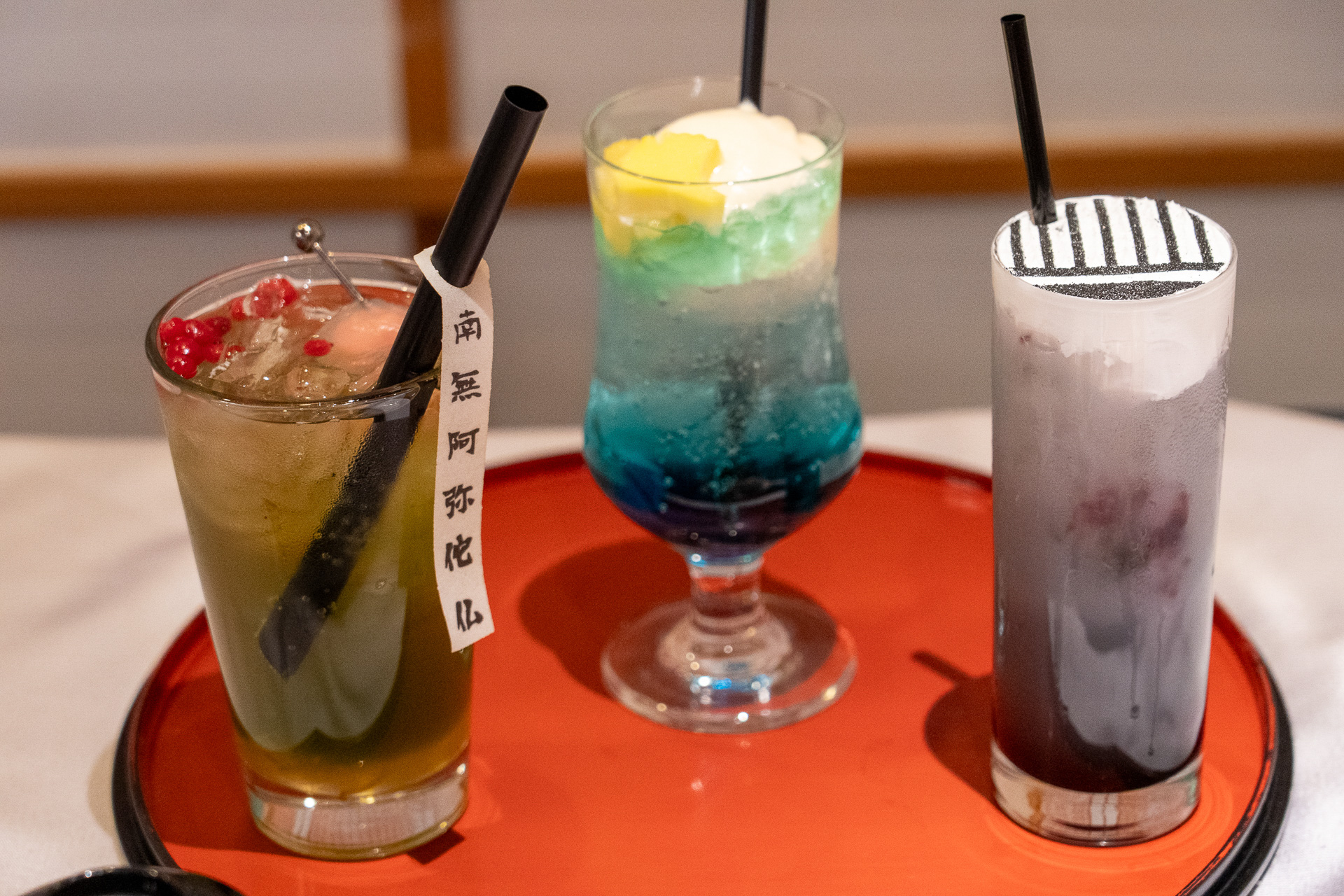 「緑茶ソーダ 柚子風味」（左）は、悲鳴嶼行冥、「一葉クリームソーダ」（中央）は時透無一郎、黒すぐりヨーグルト（右）は伊黒小芭内をそれぞれイメージしたドリンクですべて1100円