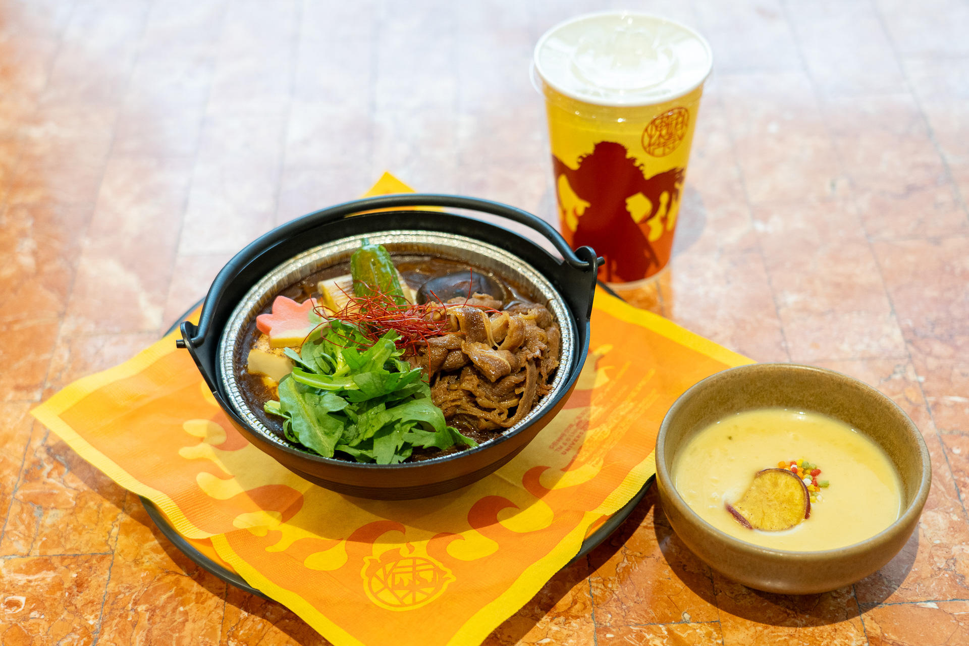 “炎柱”煉獄杏寿郎「うまい！うまい！牛鍋＆焼きカレーセット」（2400円）