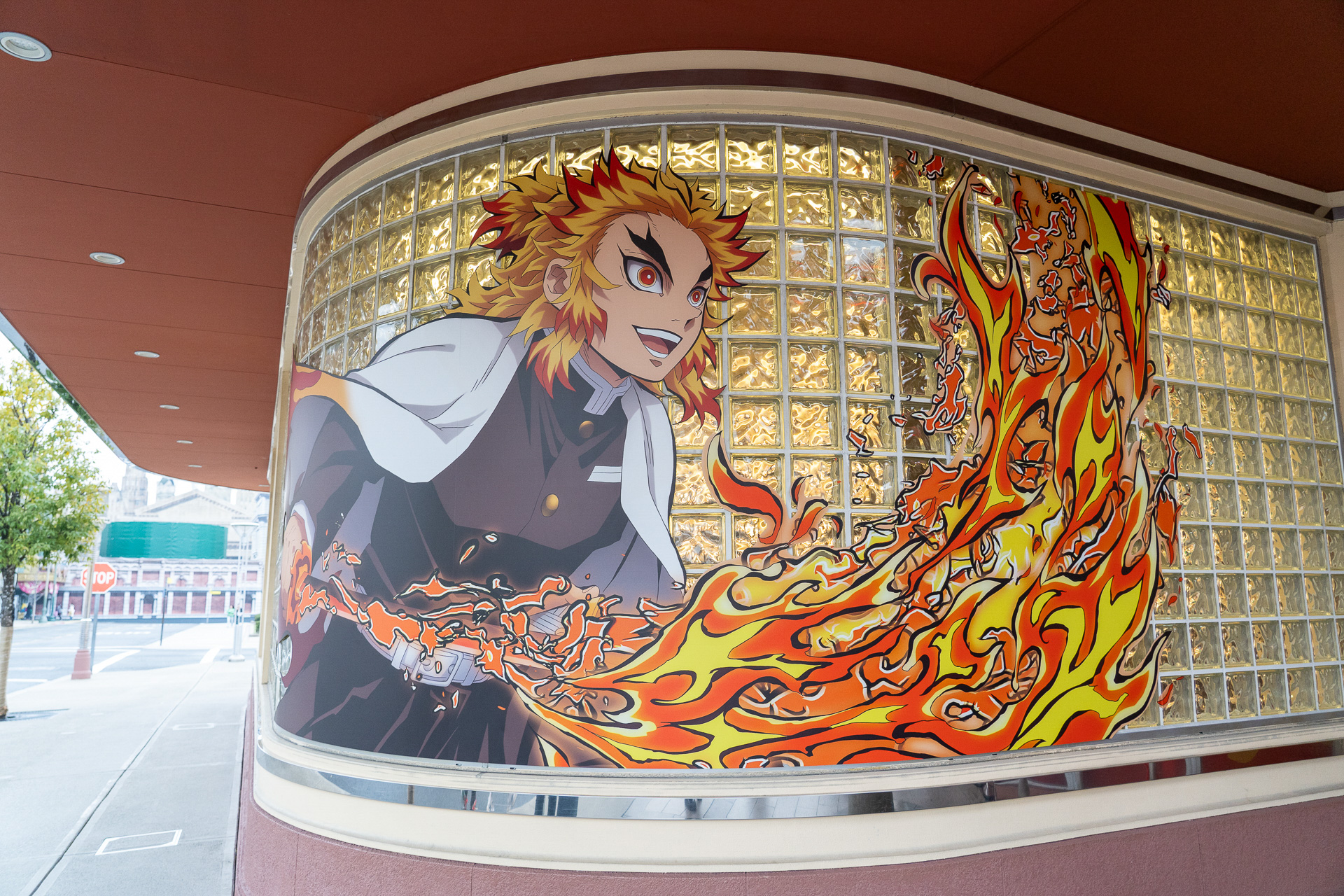 この煉獄さん前に立って記念写真を撮っている人を多く見かけたので早くもフォトスポットになっているようだ