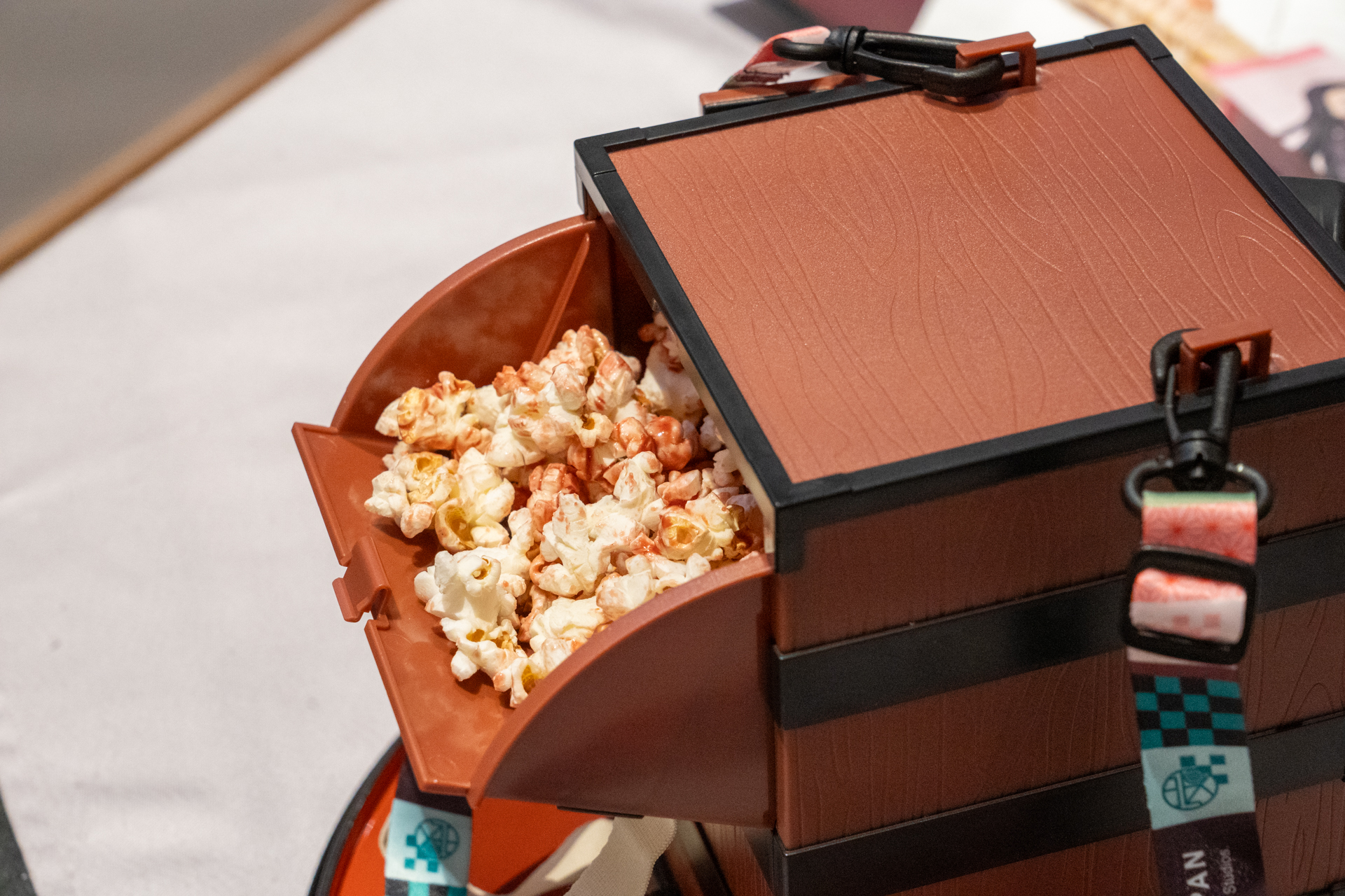 さくらんぼ味のポップコーンは後ろの引き出しに入れる