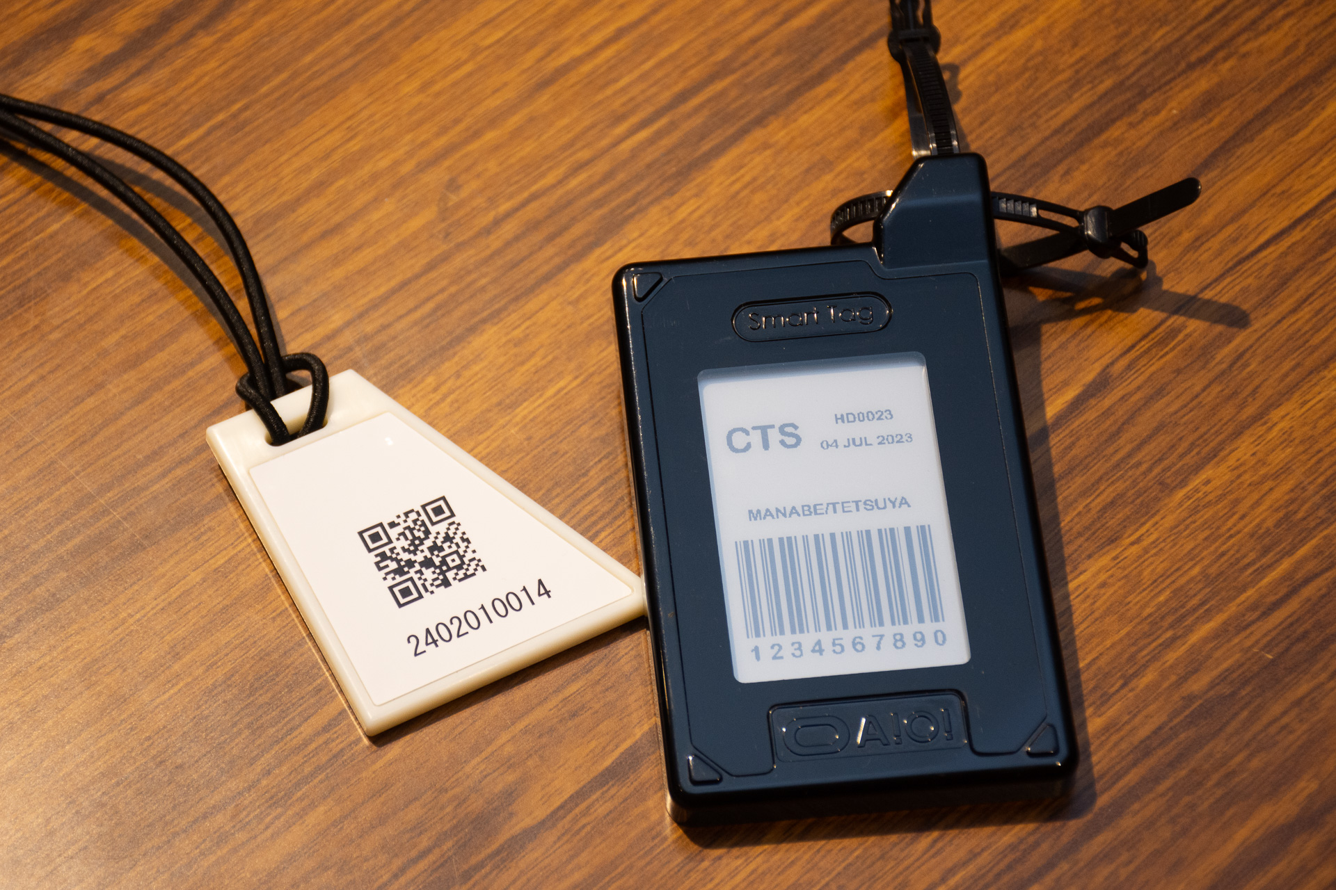 今回の実証実験では左のタグを使用するが、今後はリモワのスーツケースなどでも採用されている電子表示式のバーコードタグも用いられるとのこと